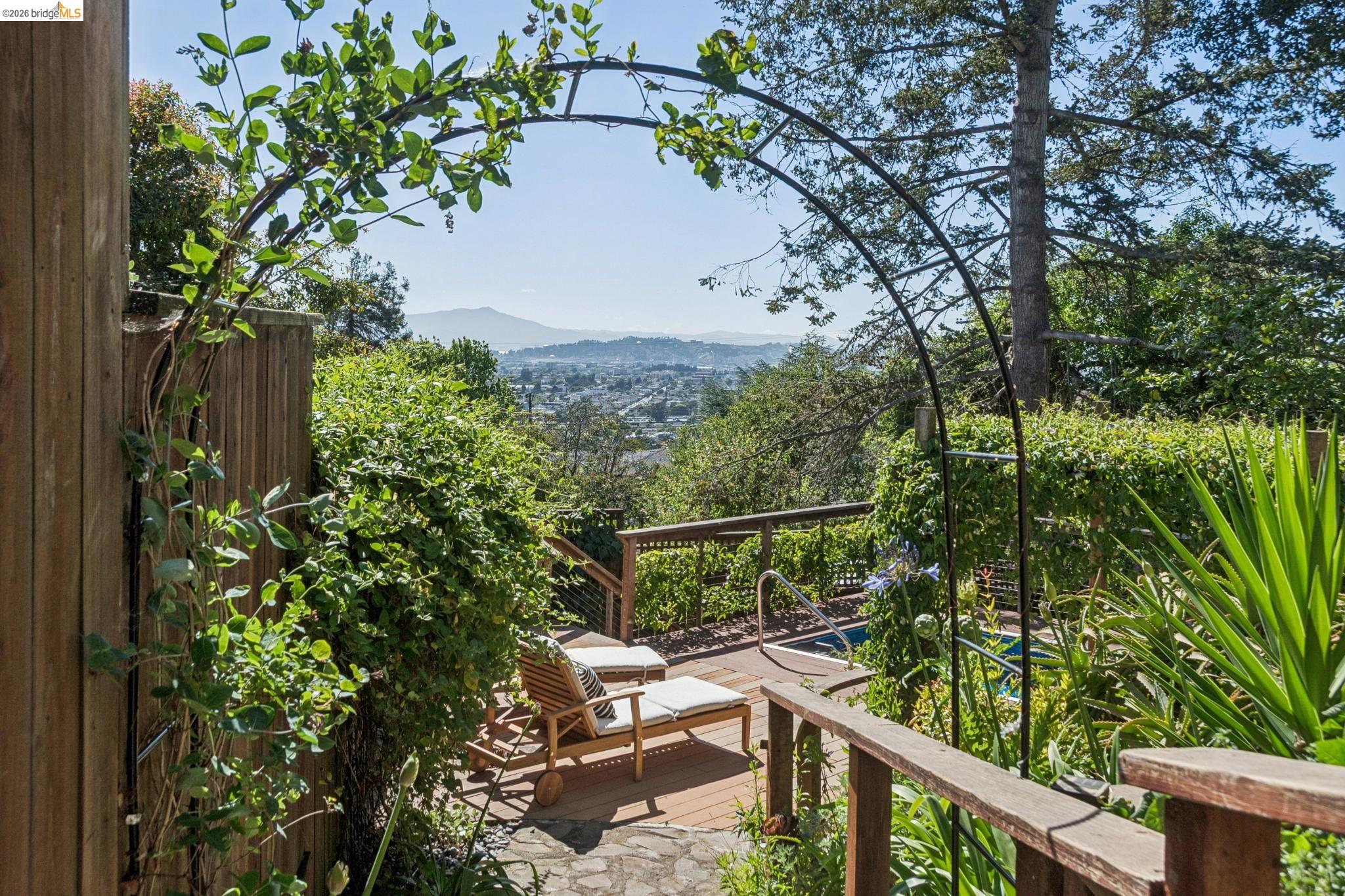 2325 Carquinez Ave