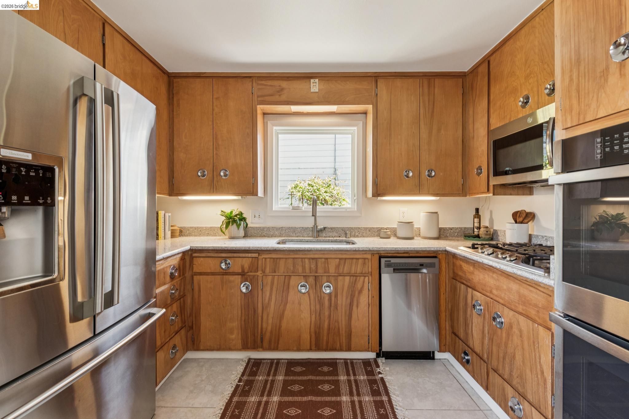 2325 Carquinez Ave