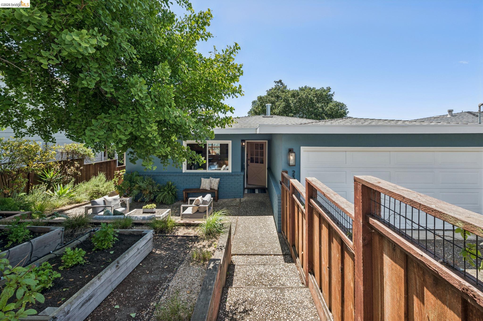 2325 Carquinez Ave