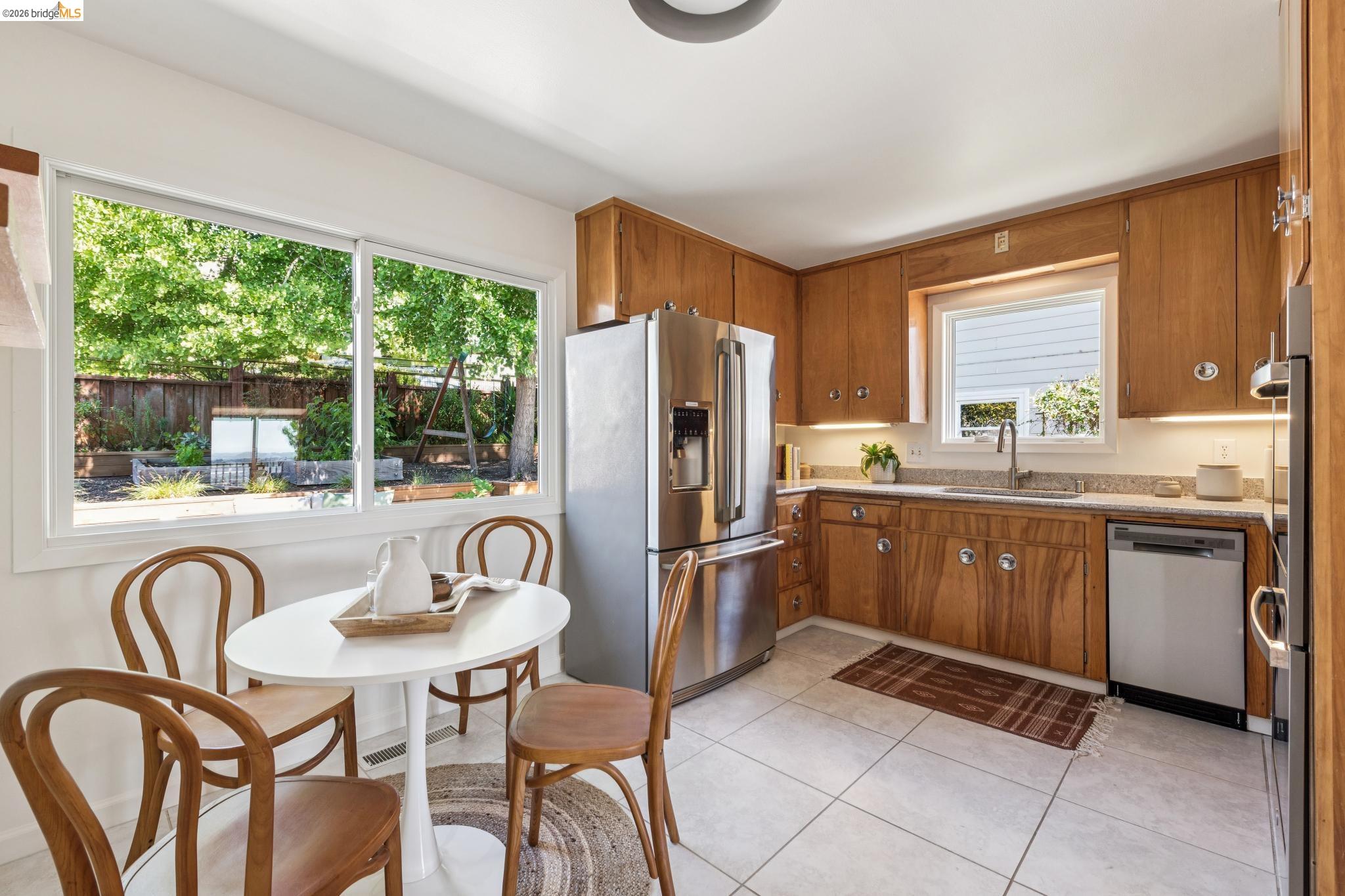 2325 Carquinez Ave