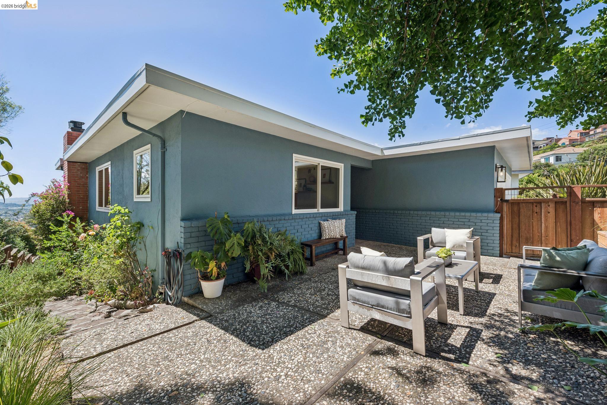 2325 Carquinez Ave