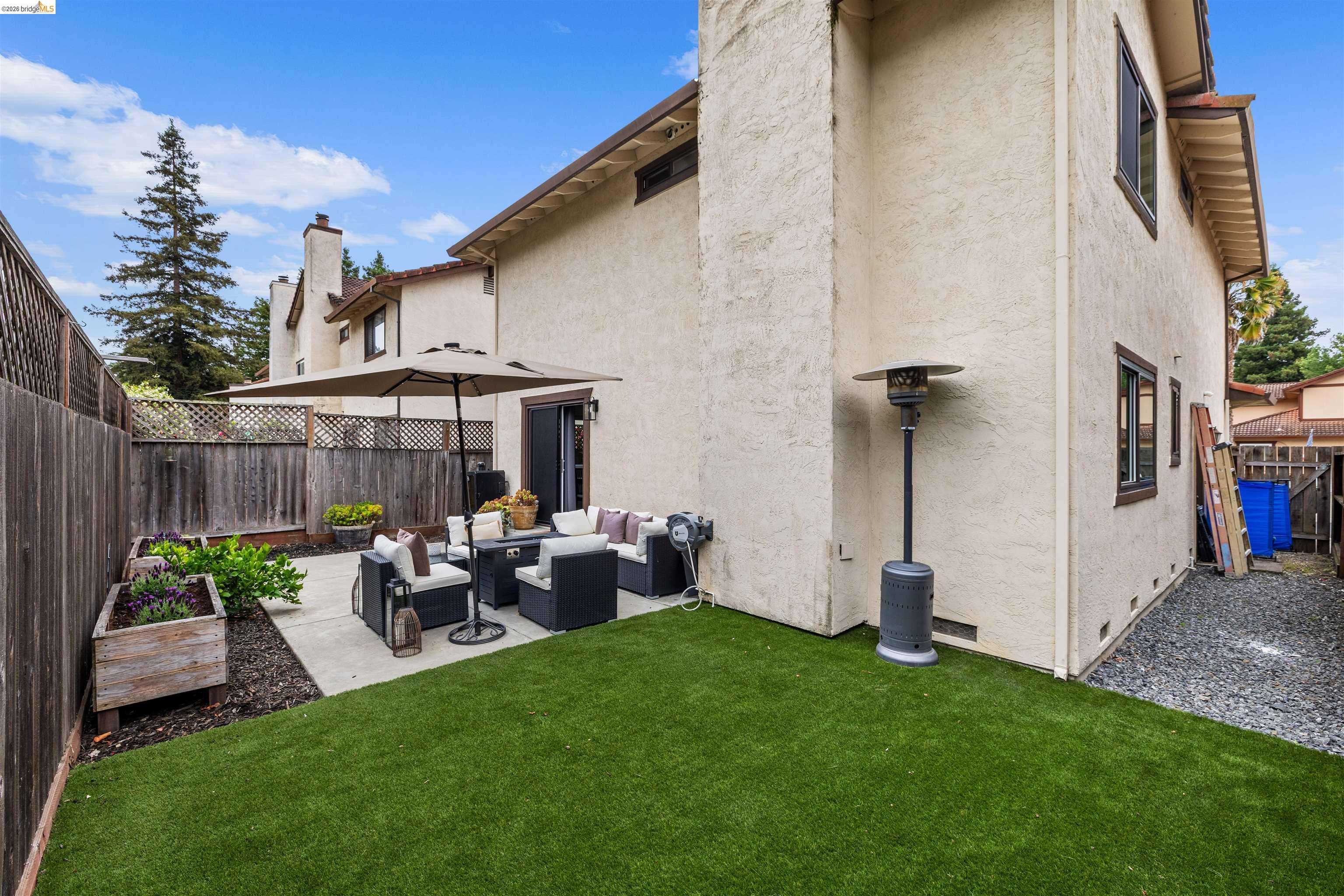 925 Hacienda Cir