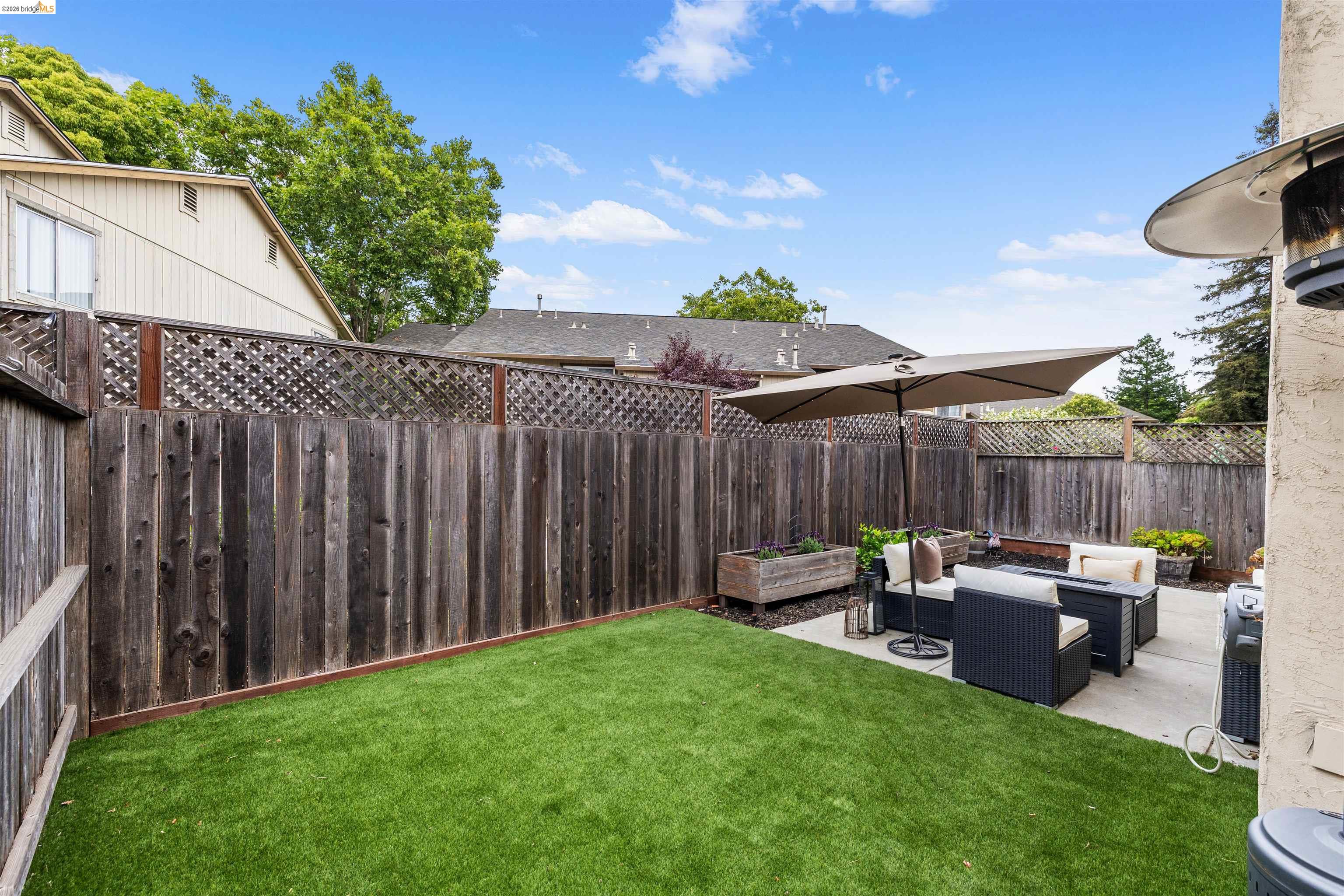 925 Hacienda Cir