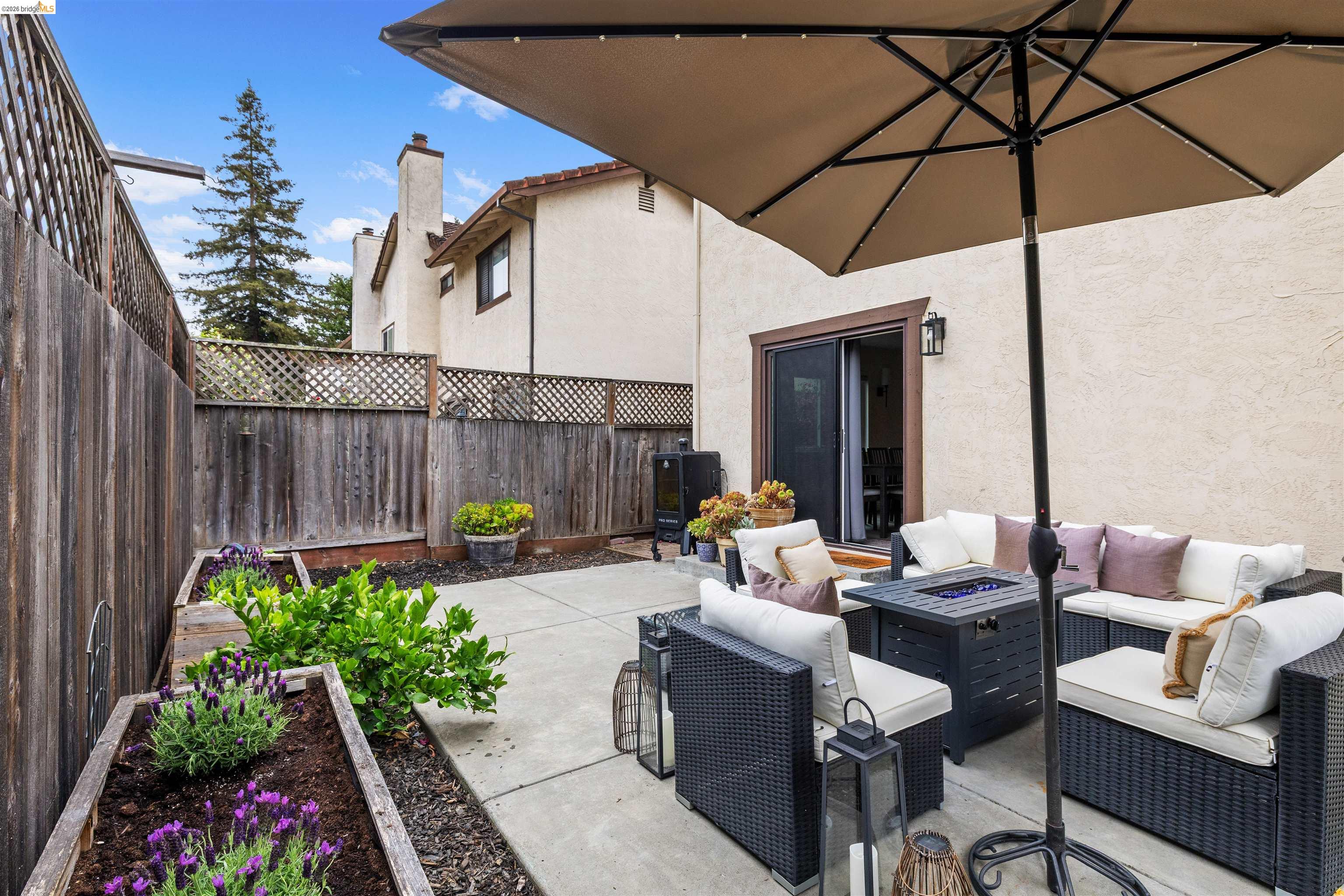 925 Hacienda Cir
