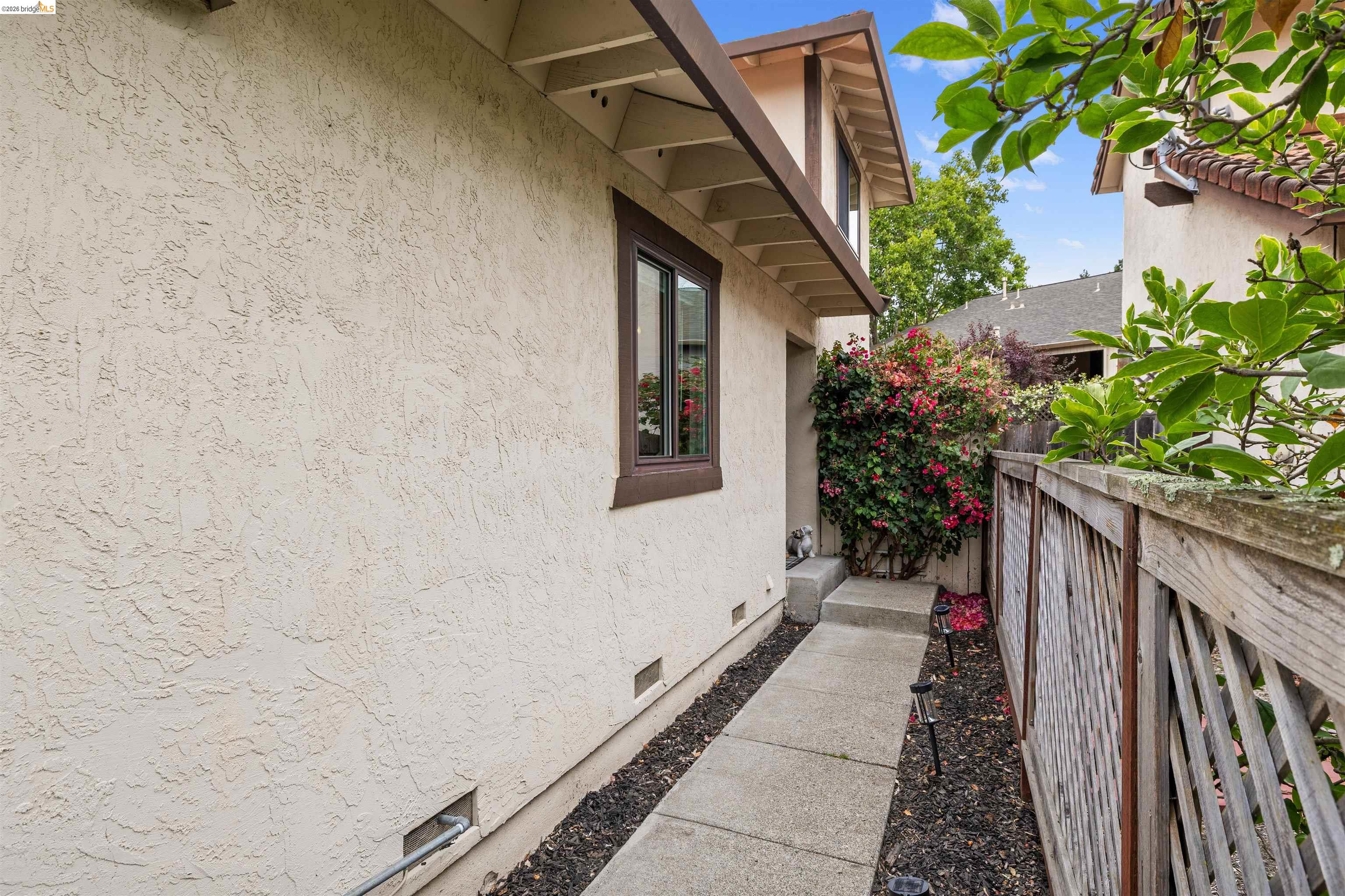 925 Hacienda Cir