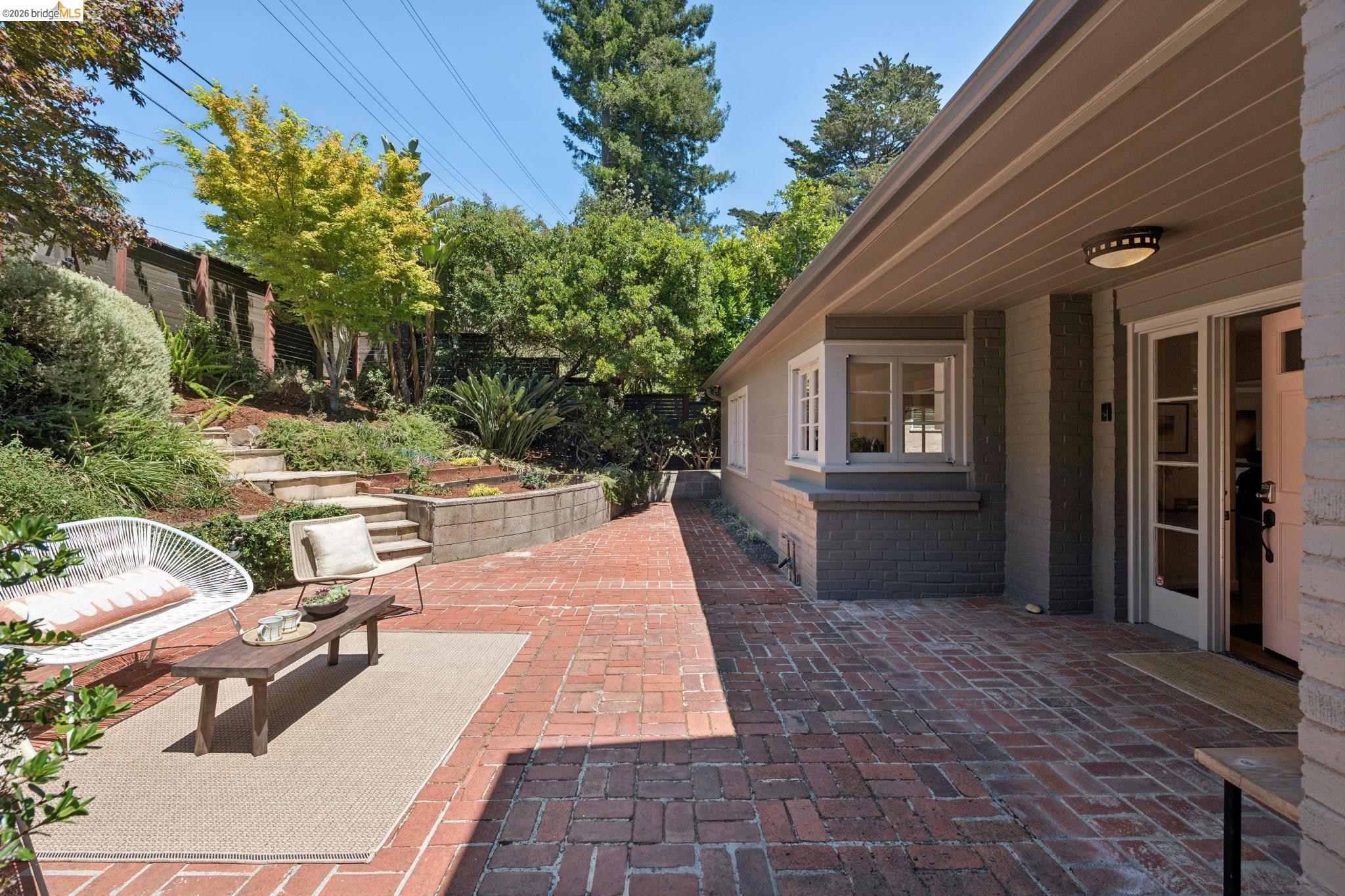 2339 Thackeray Dr