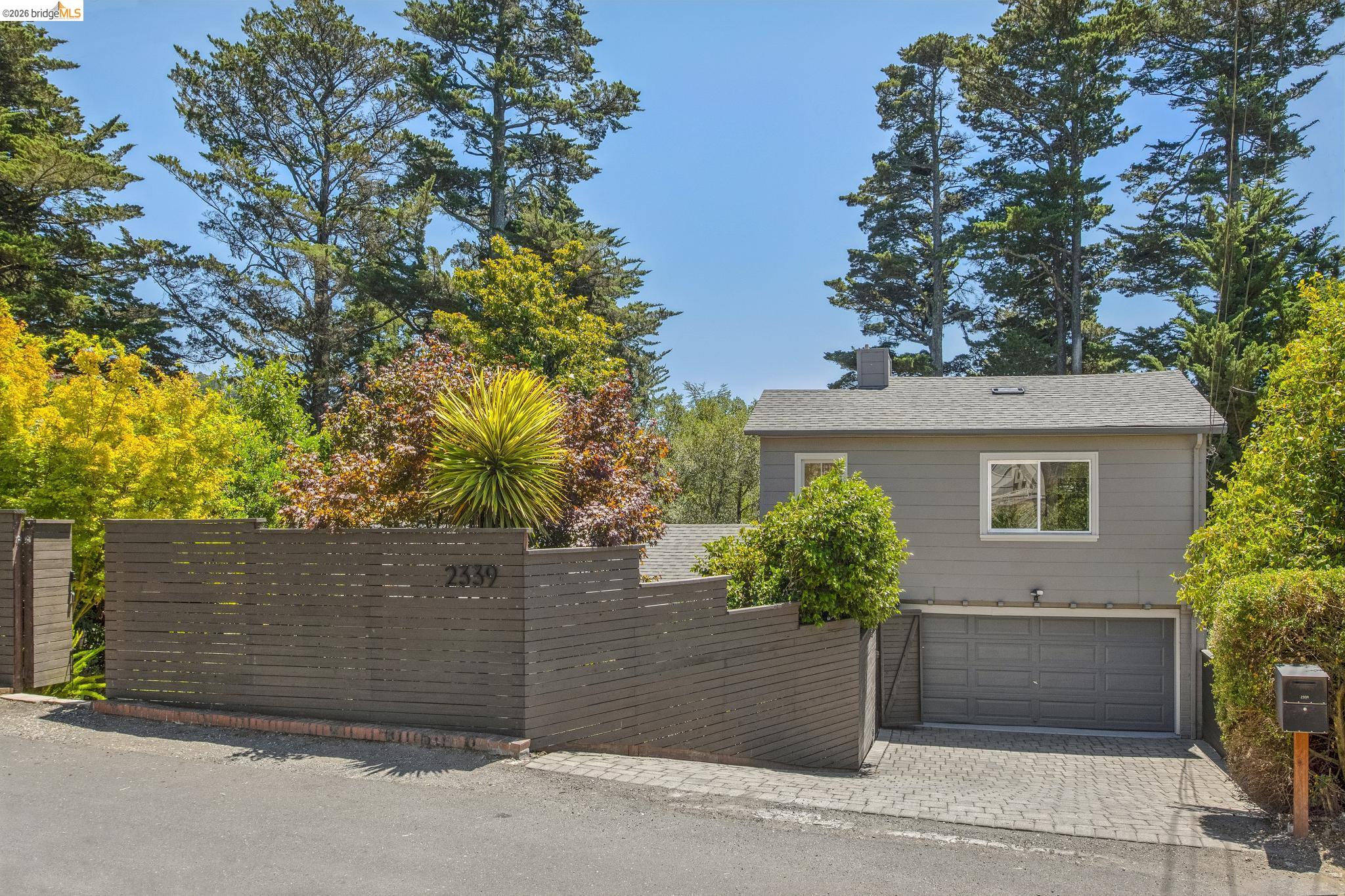 2339 Thackeray Dr
