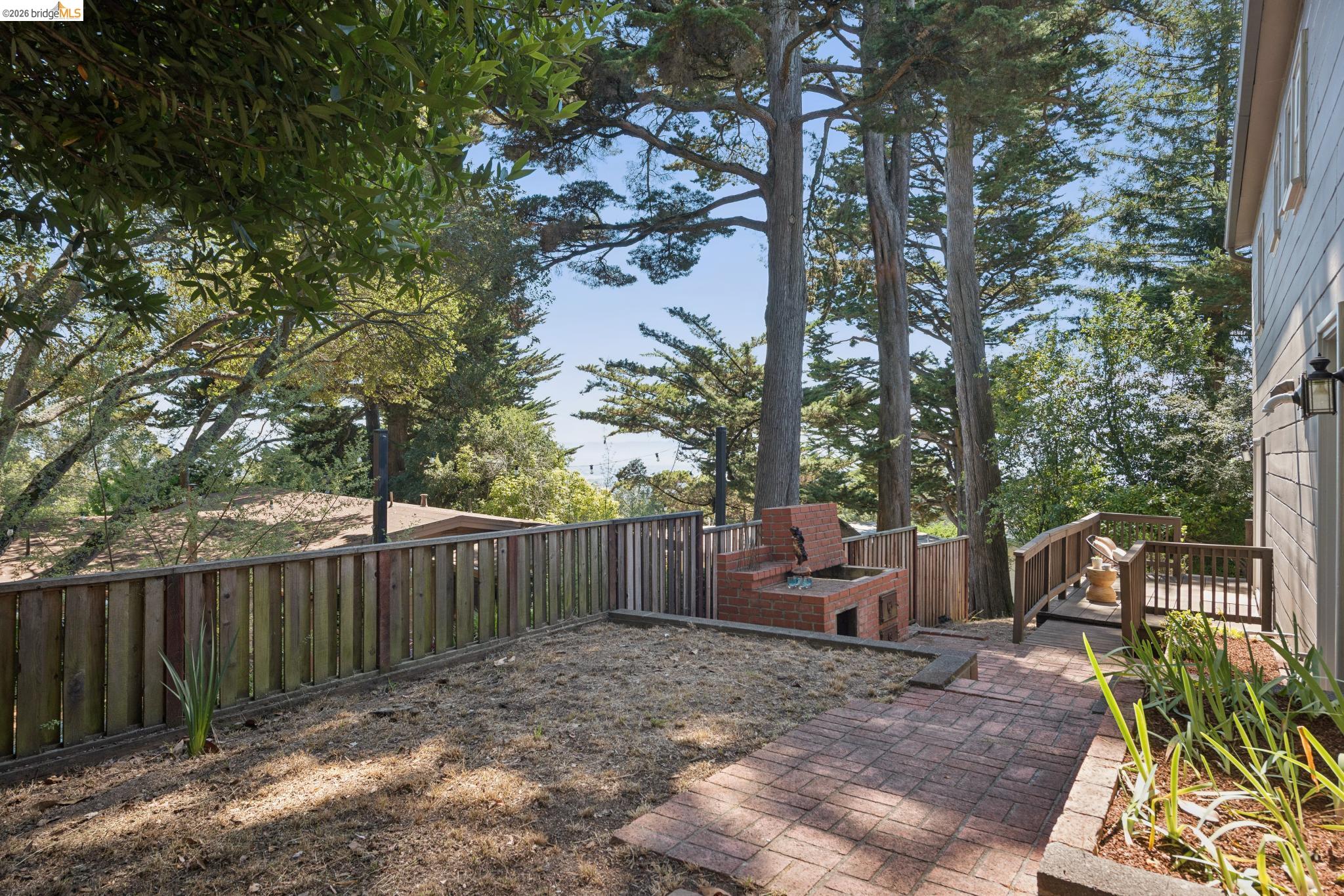 2339 Thackeray Dr