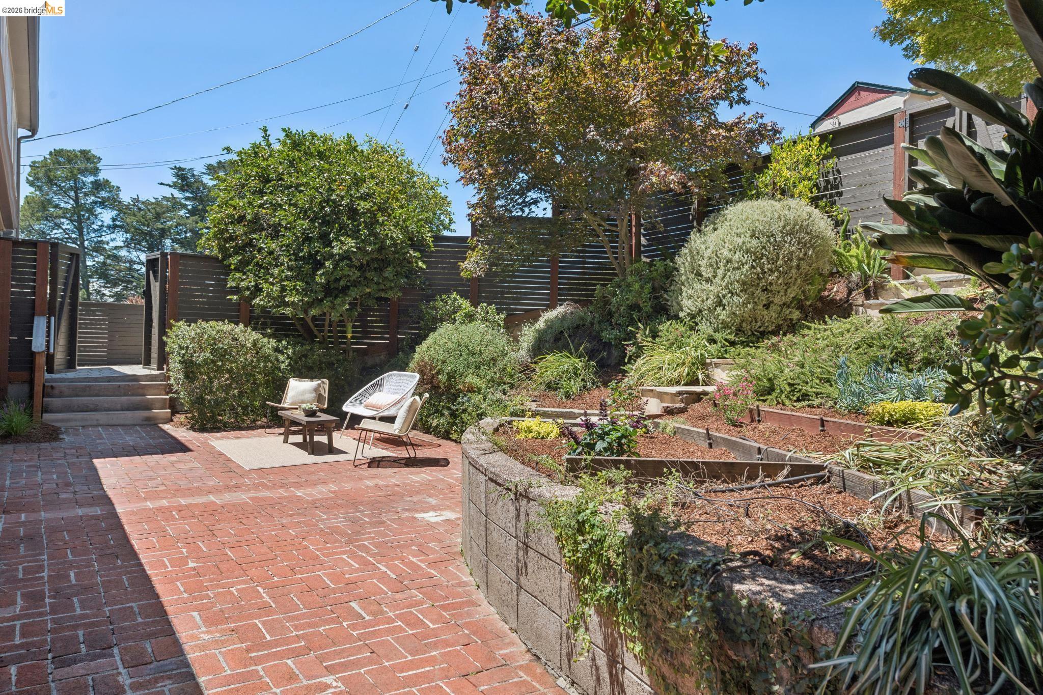 2339 Thackeray Dr