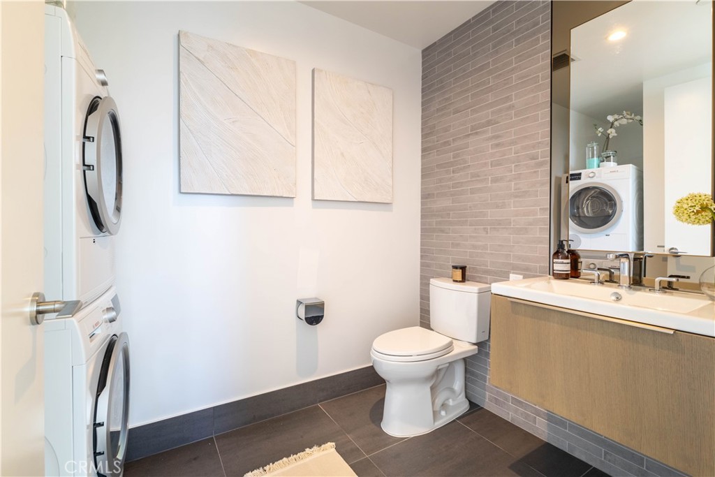 889 Francisco Street 806