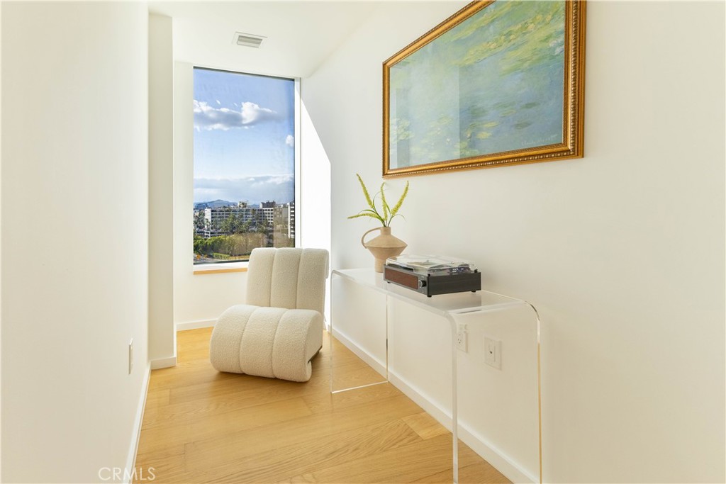 889 Francisco Street 806