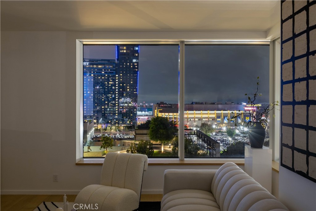 889 Francisco Street 806