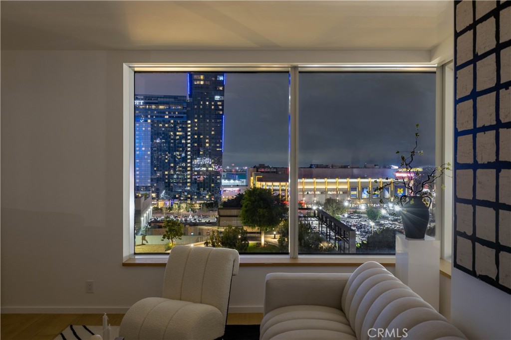 889 Francisco Street 806
