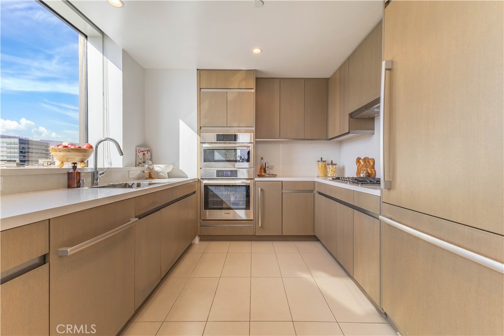 889 Francisco Street 806