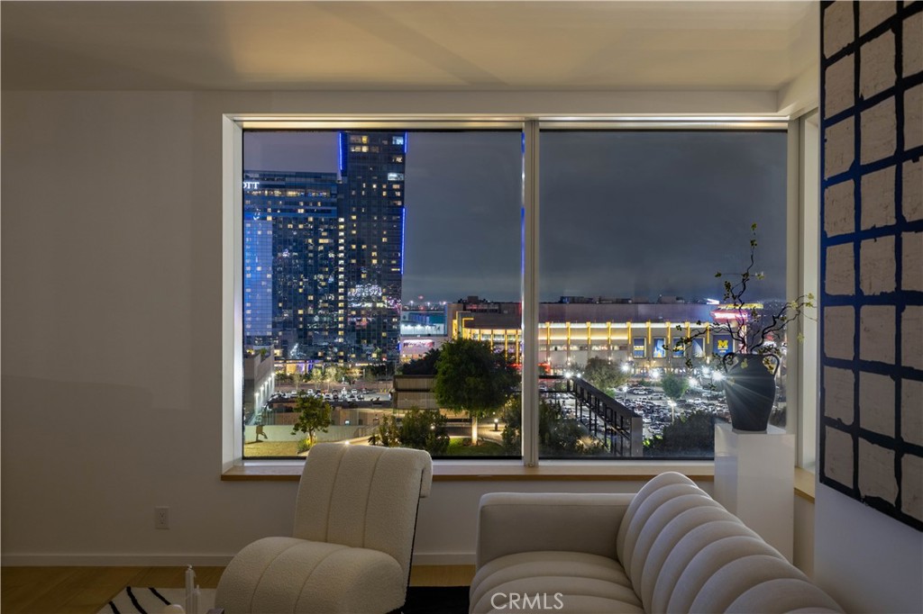 889 Francisco Street 806