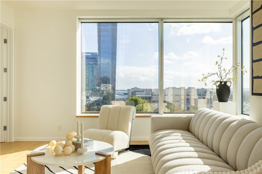 889 Francisco Street 806