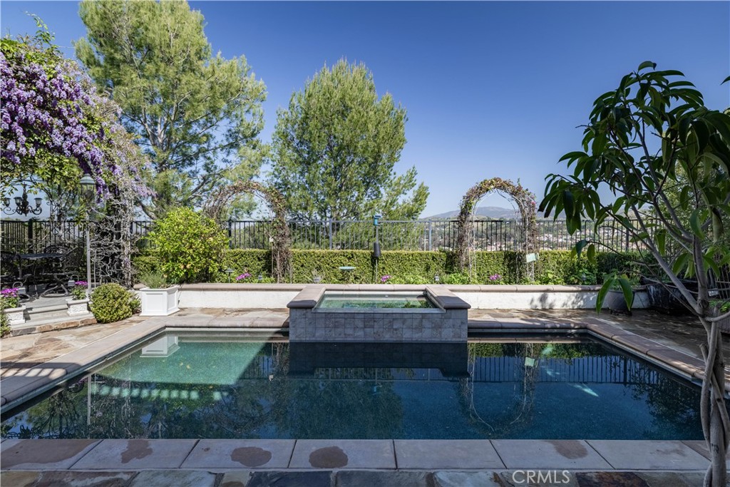 2589 N Promontory