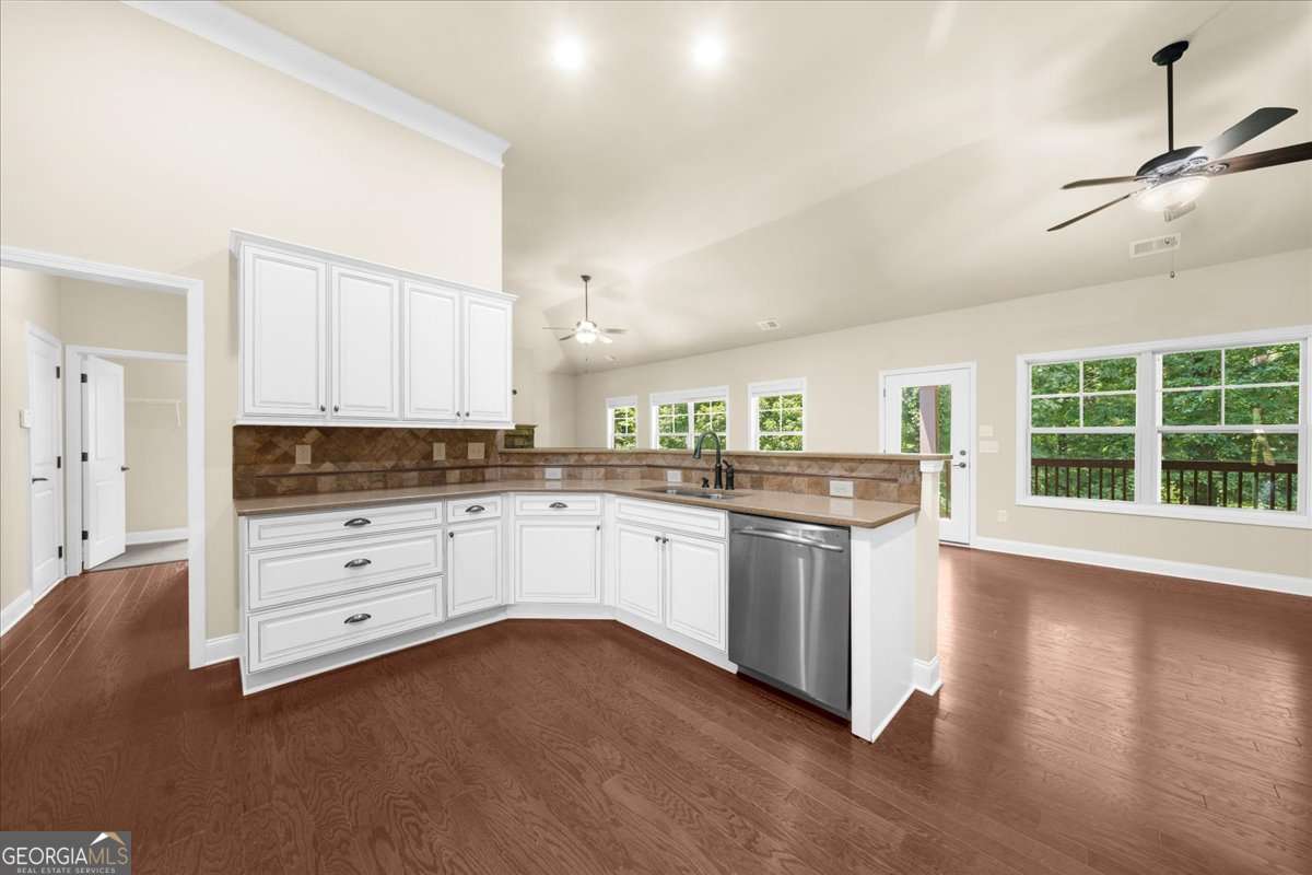 4930 Cecilia Square