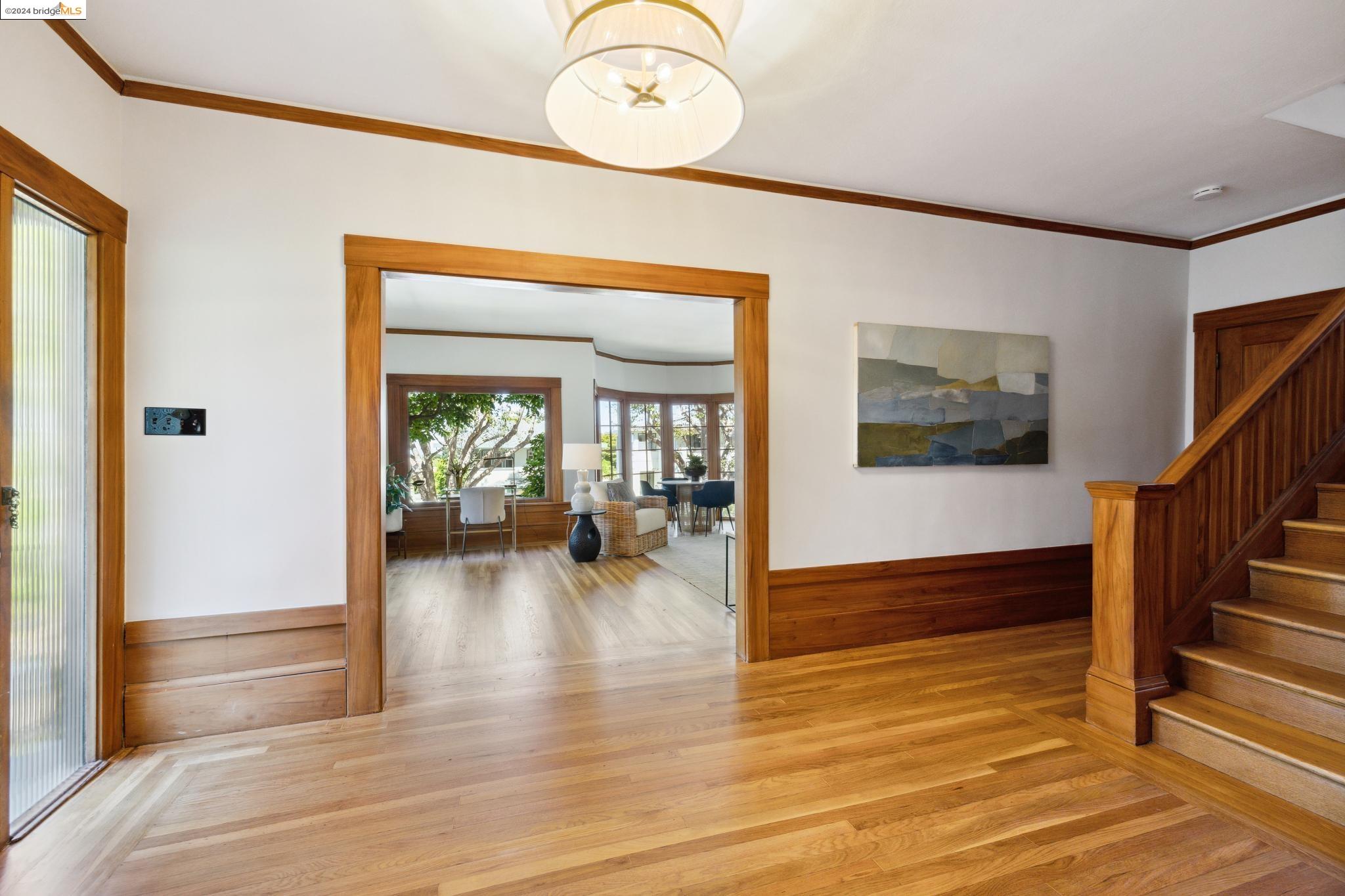1057 Mariposa Ave