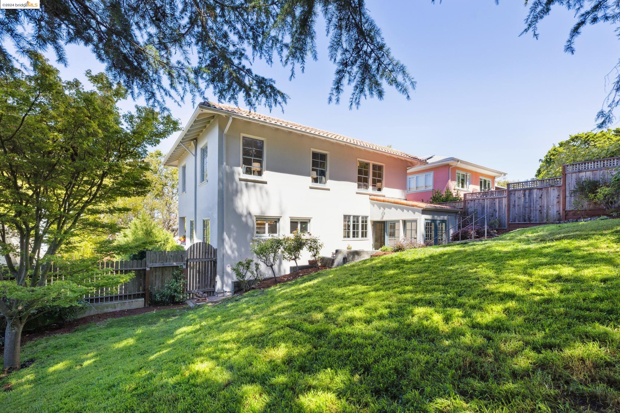 1057 Mariposa Ave