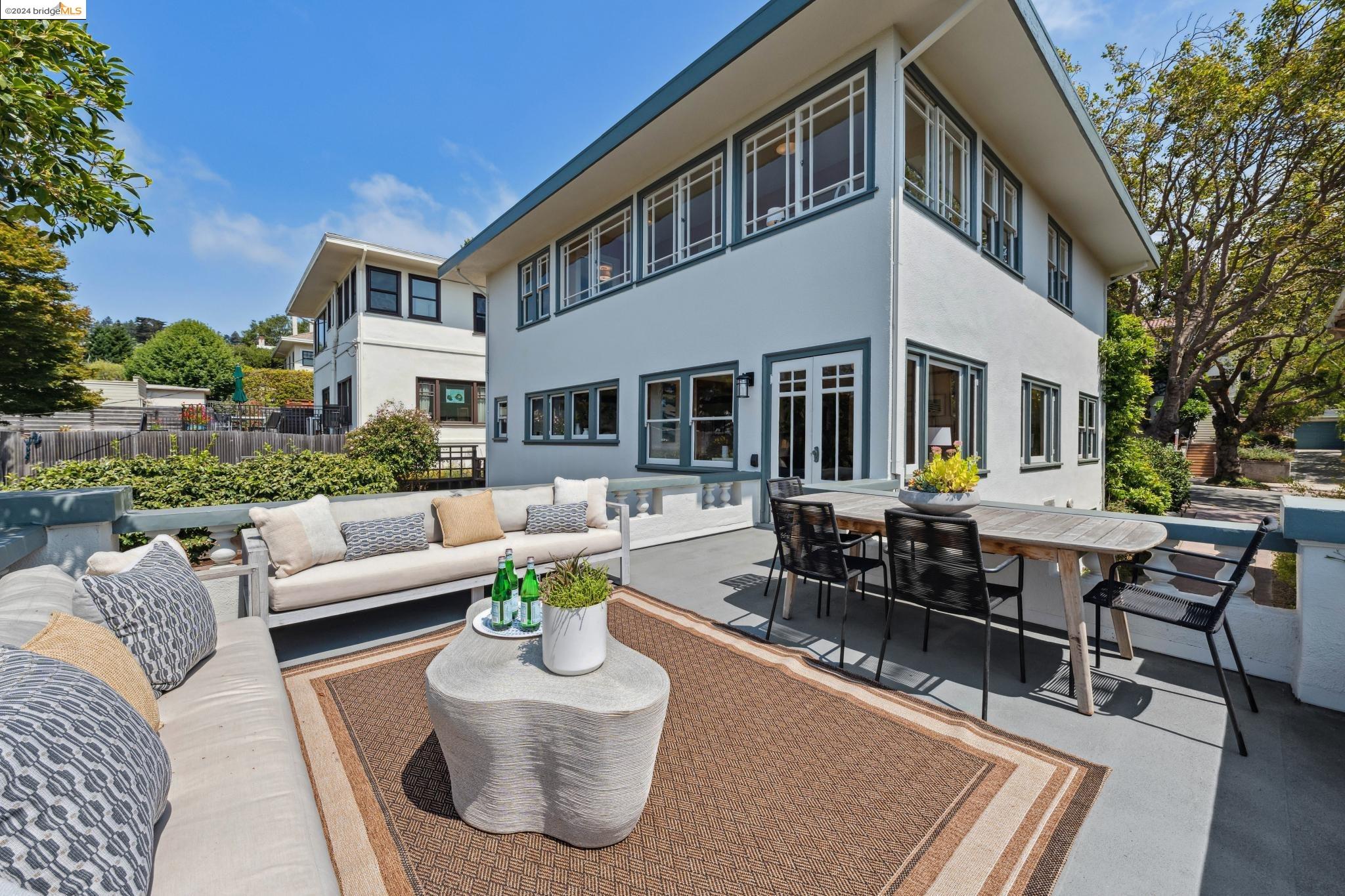 1060 Mariposa Ave