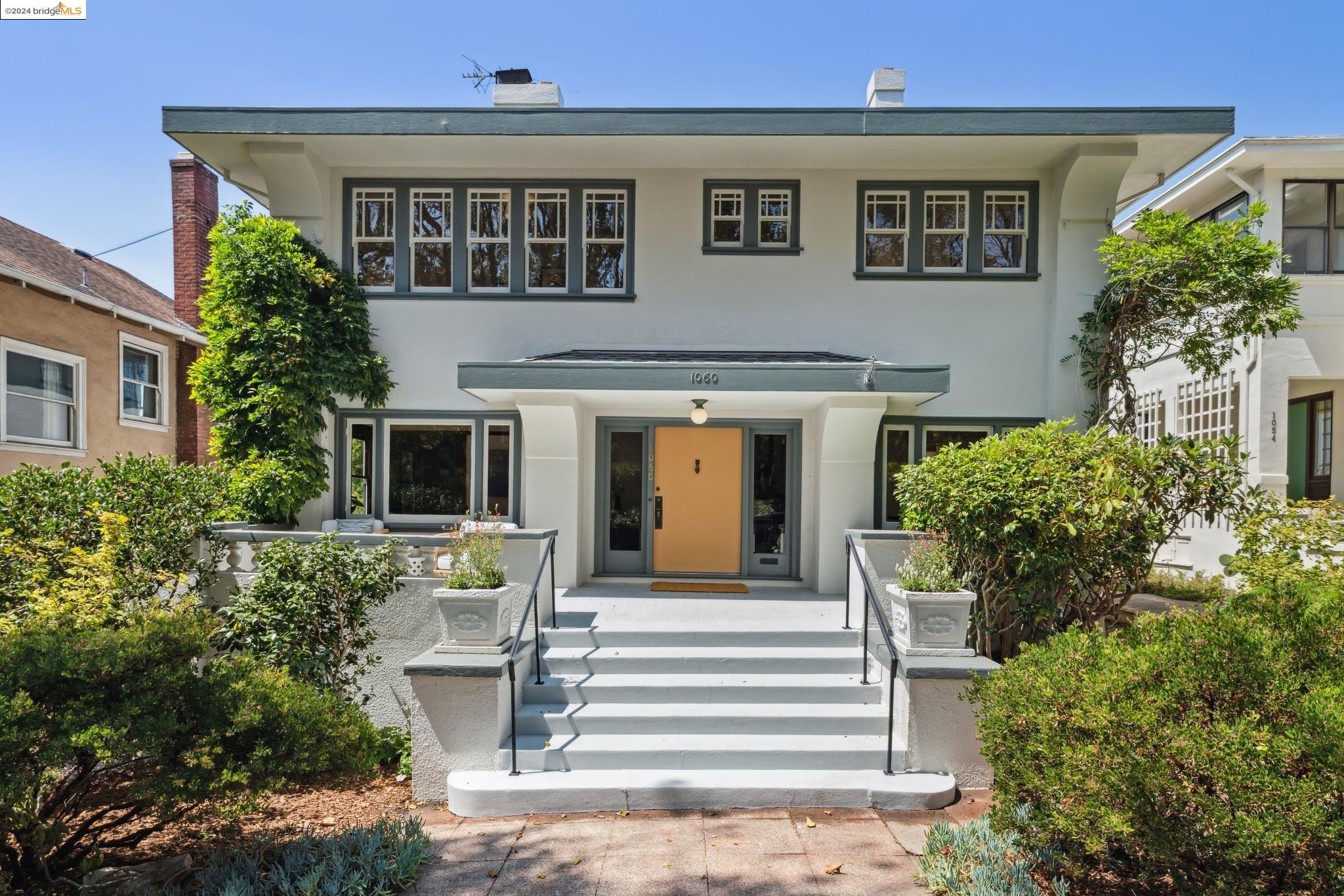 1060 Mariposa Ave