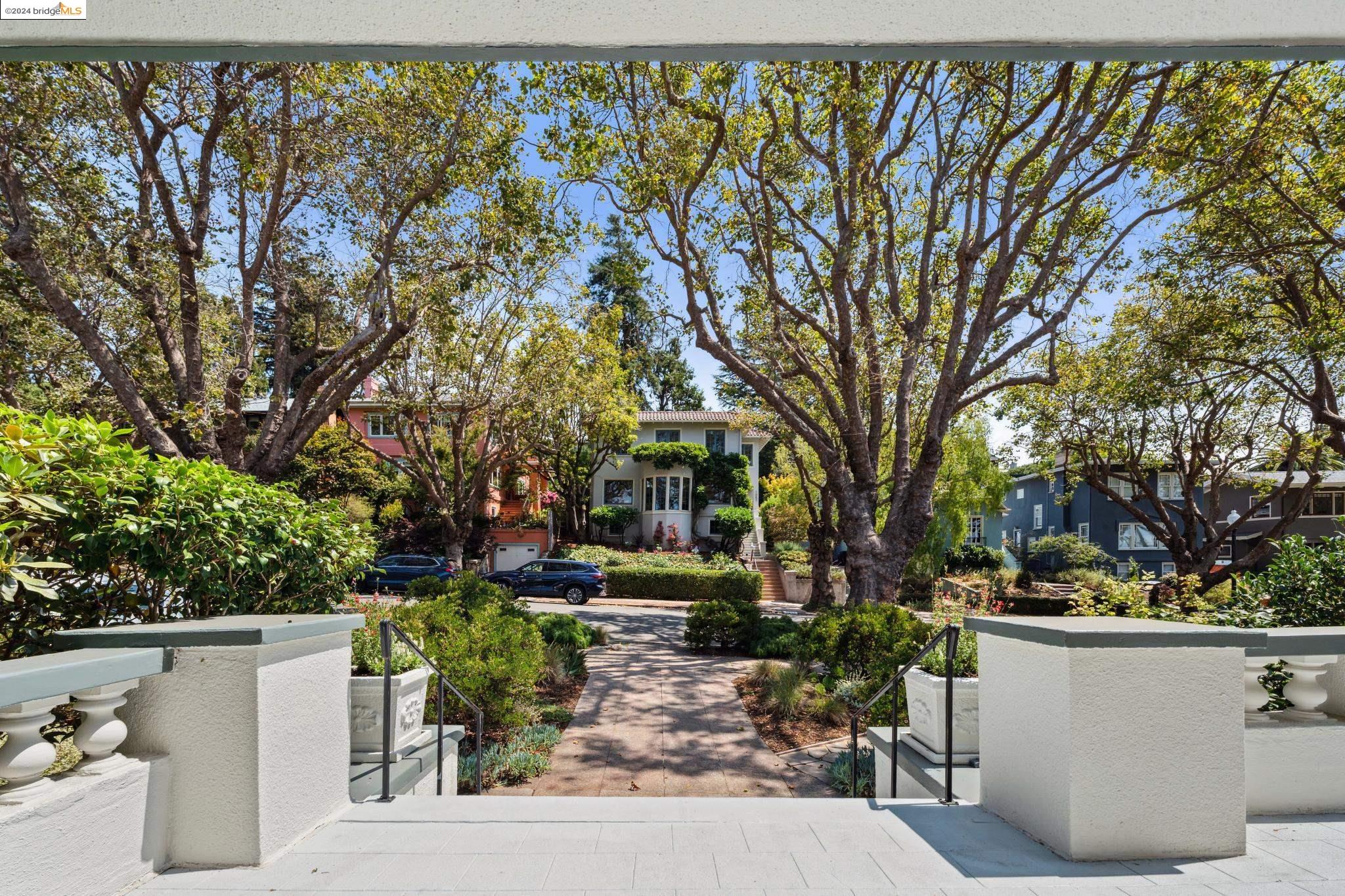 1060 Mariposa Ave