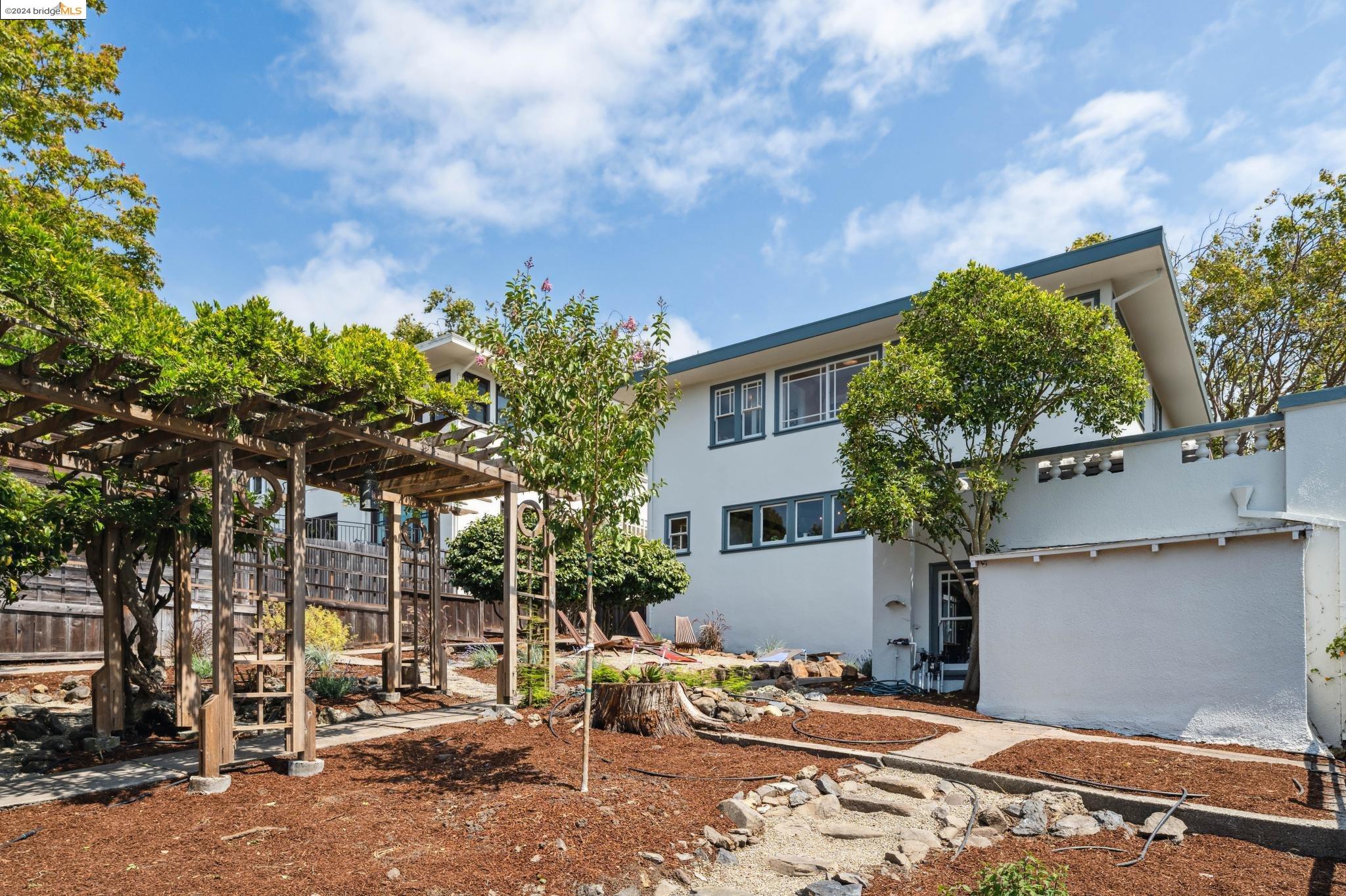 1060 Mariposa Ave