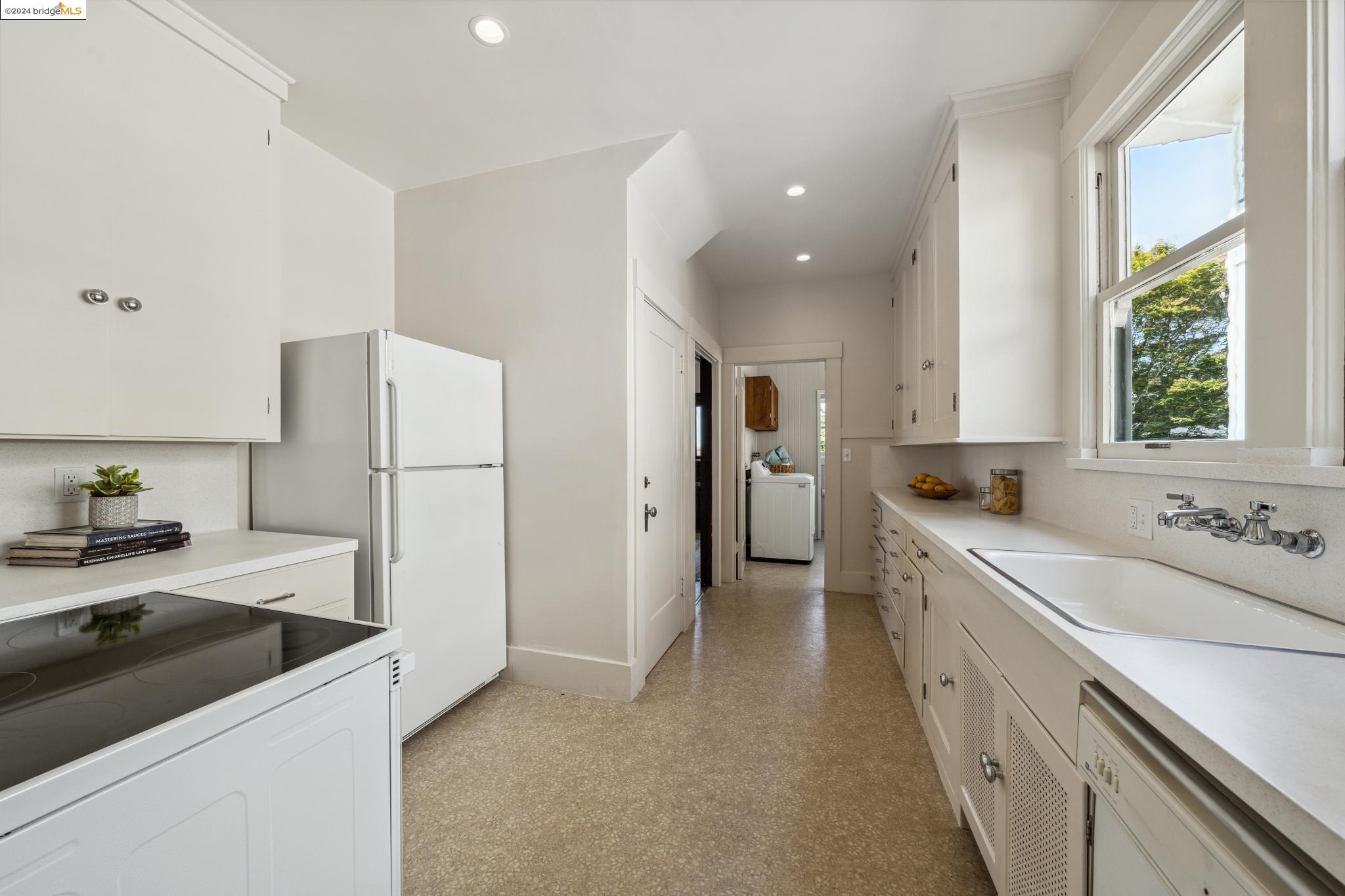 1060 Mariposa Ave