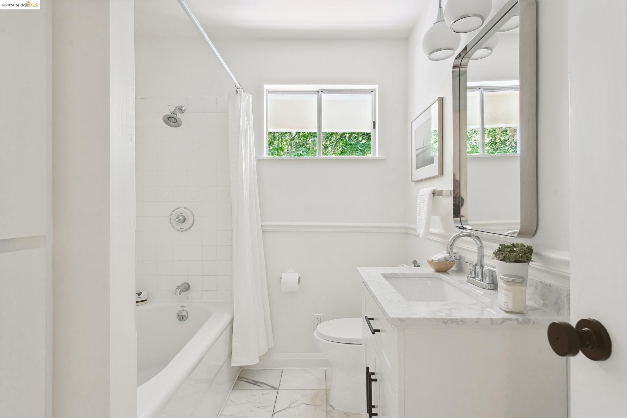 2124 Los Angeles Ave