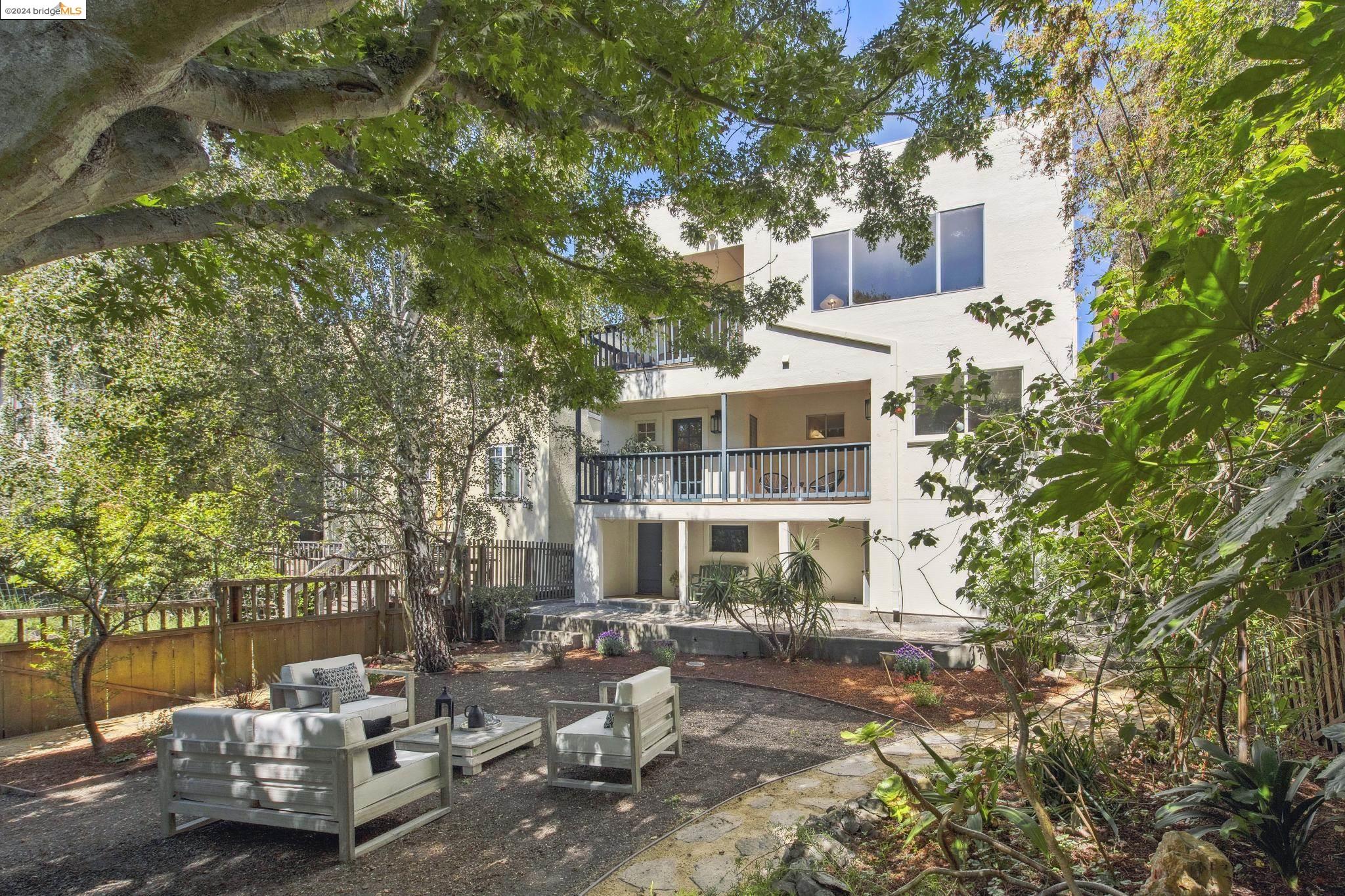 2124 Los Angeles Ave