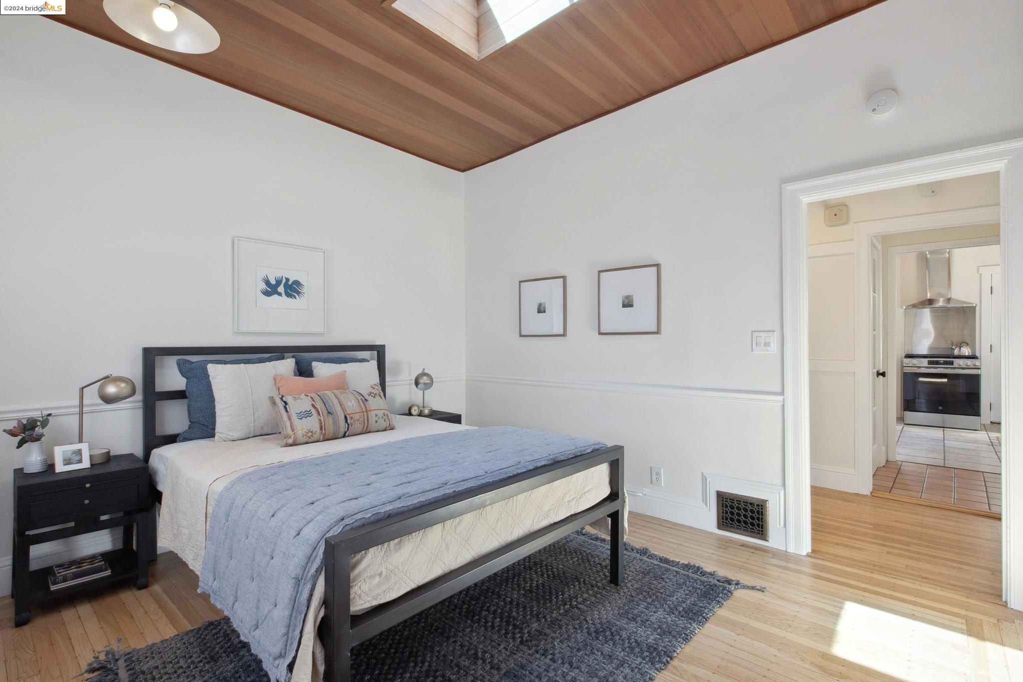 2124 Los Angeles Ave