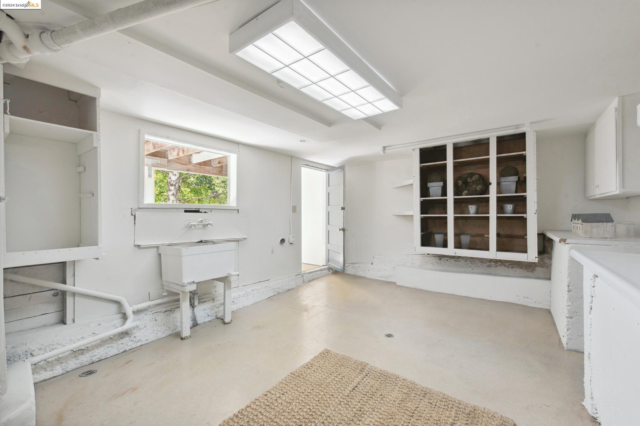 2124 Los Angeles Ave