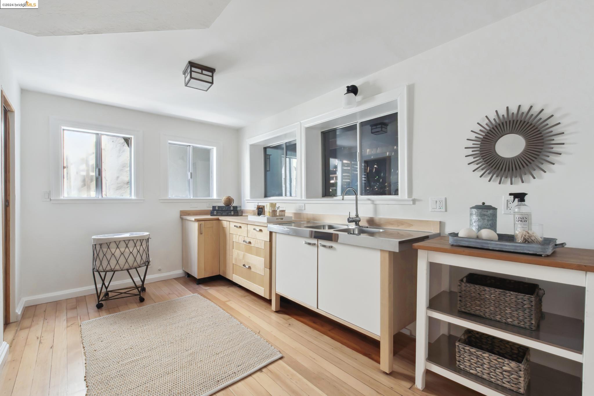 2124 Los Angeles Ave