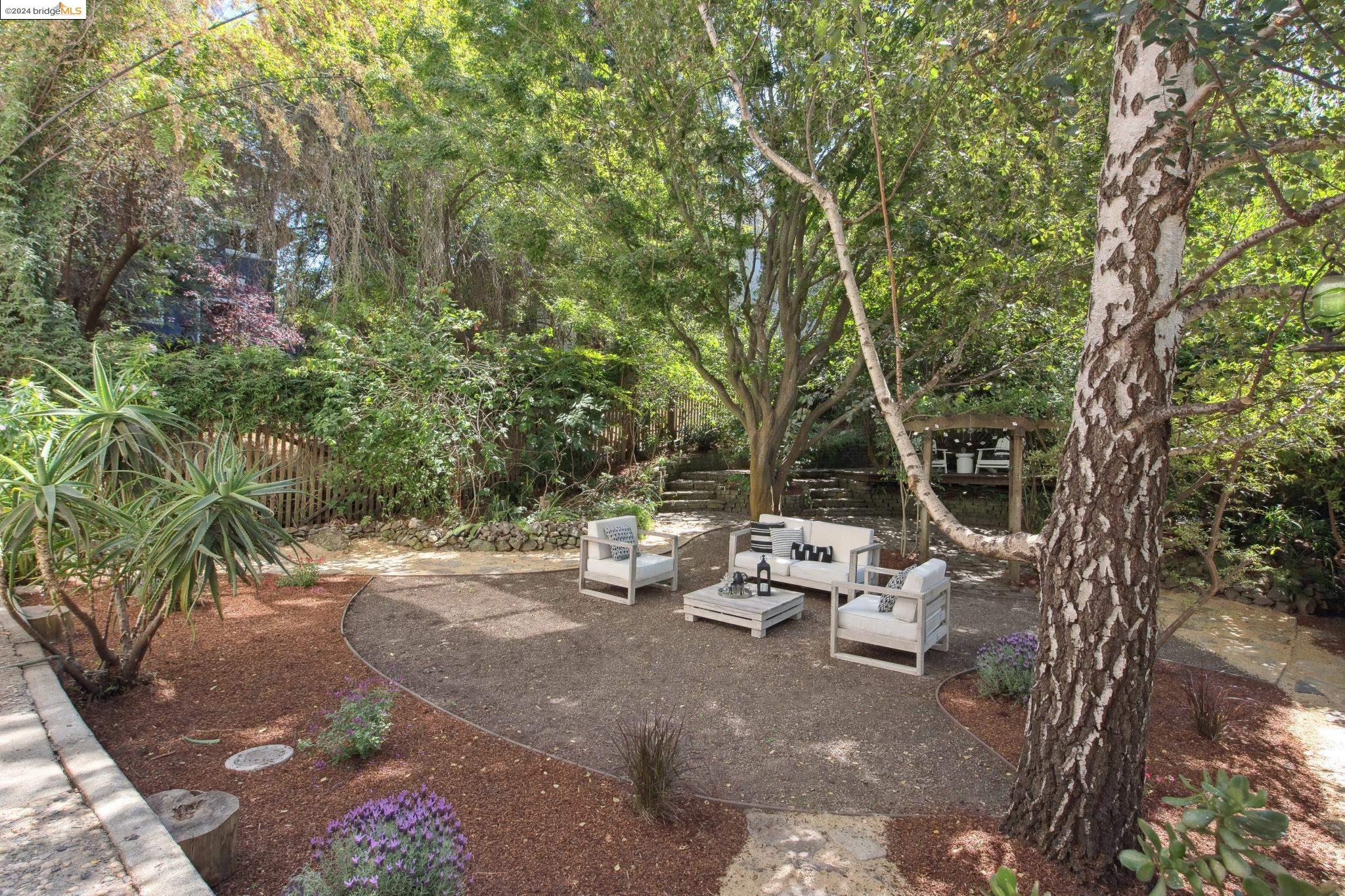 2124 Los Angeles Ave