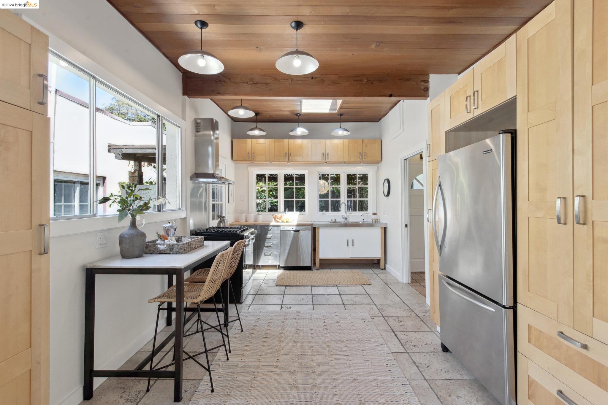 2124 Los Angeles Ave