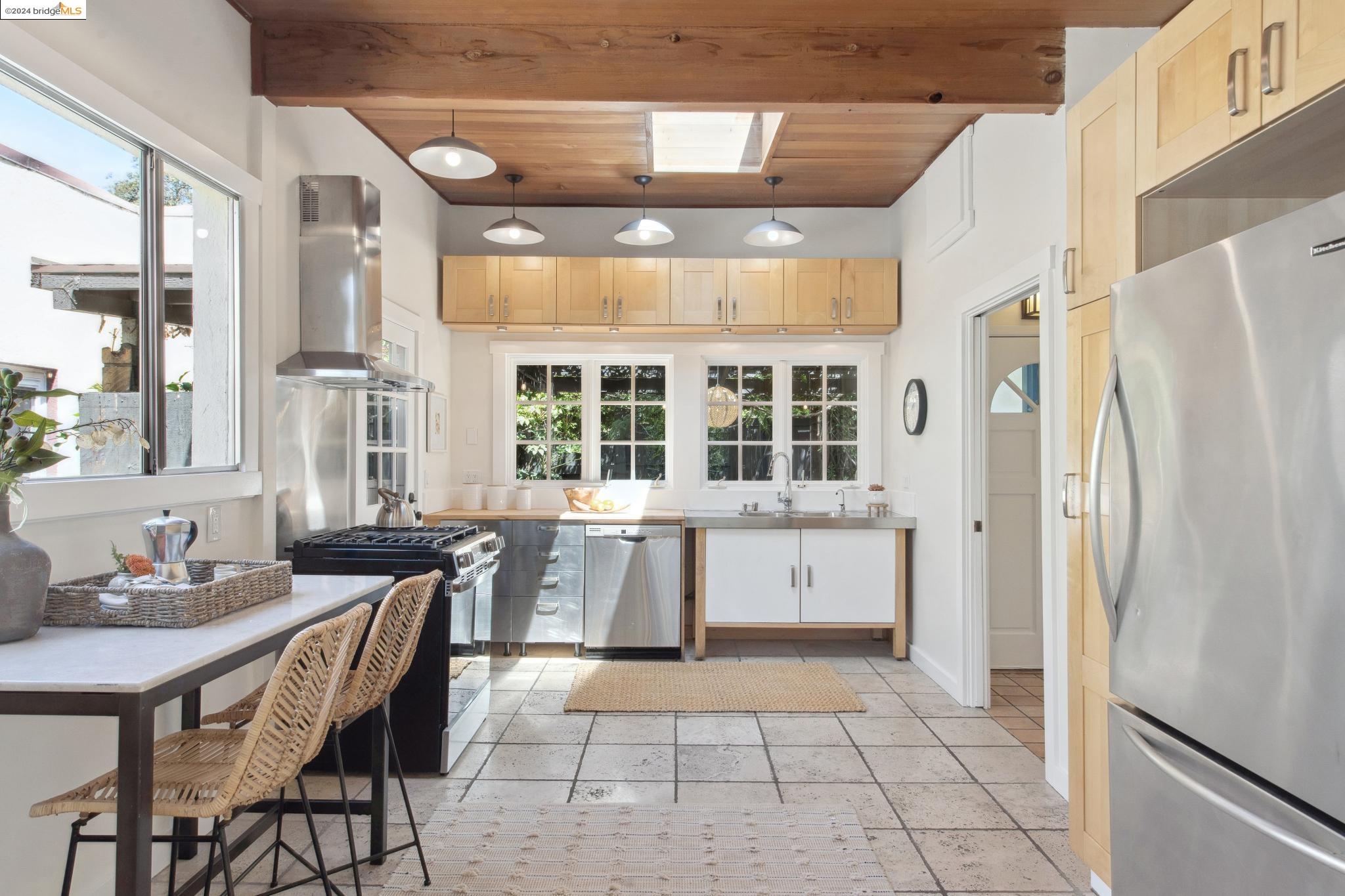 2124 Los Angeles Ave