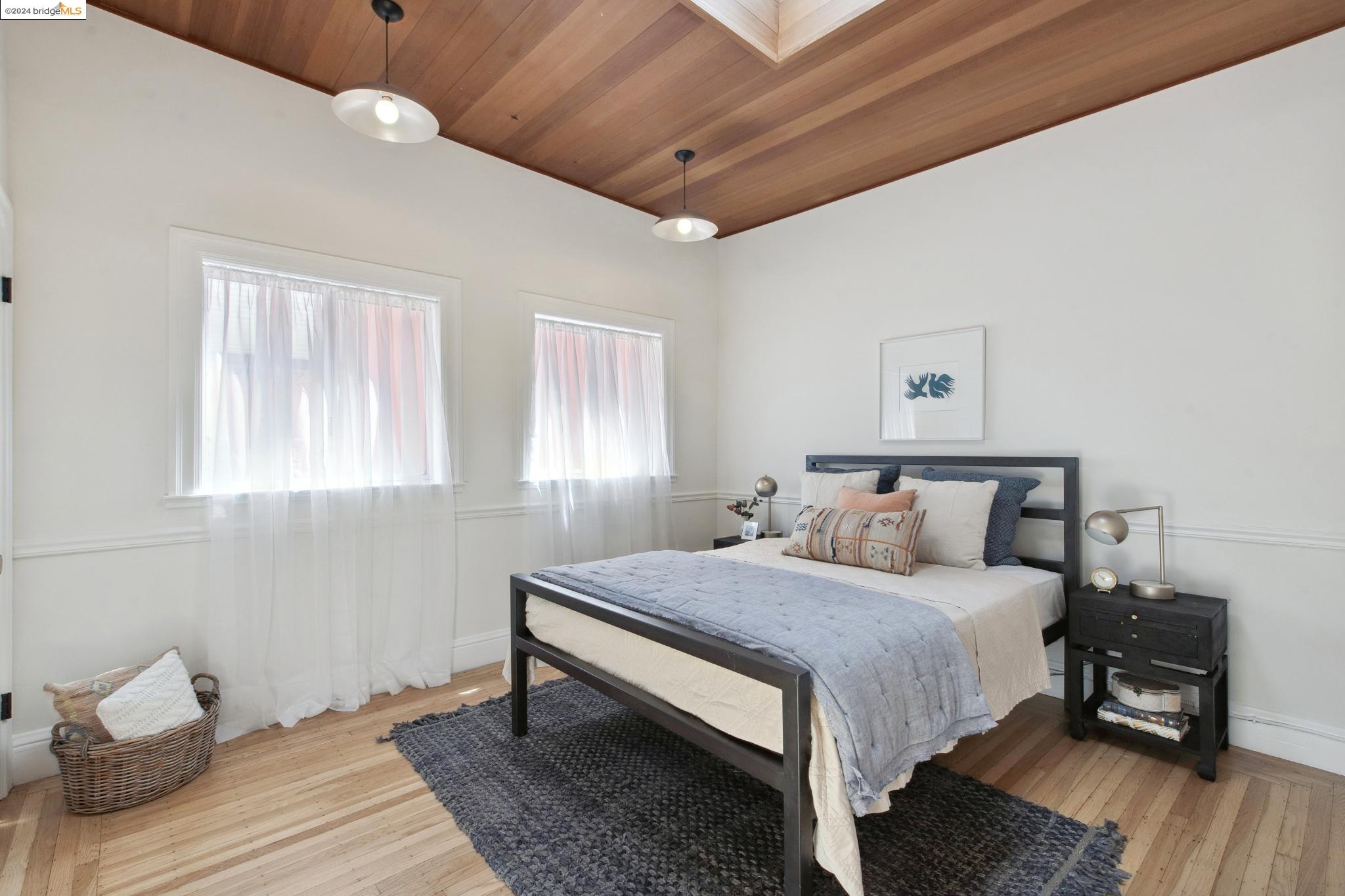 2124 Los Angeles Ave