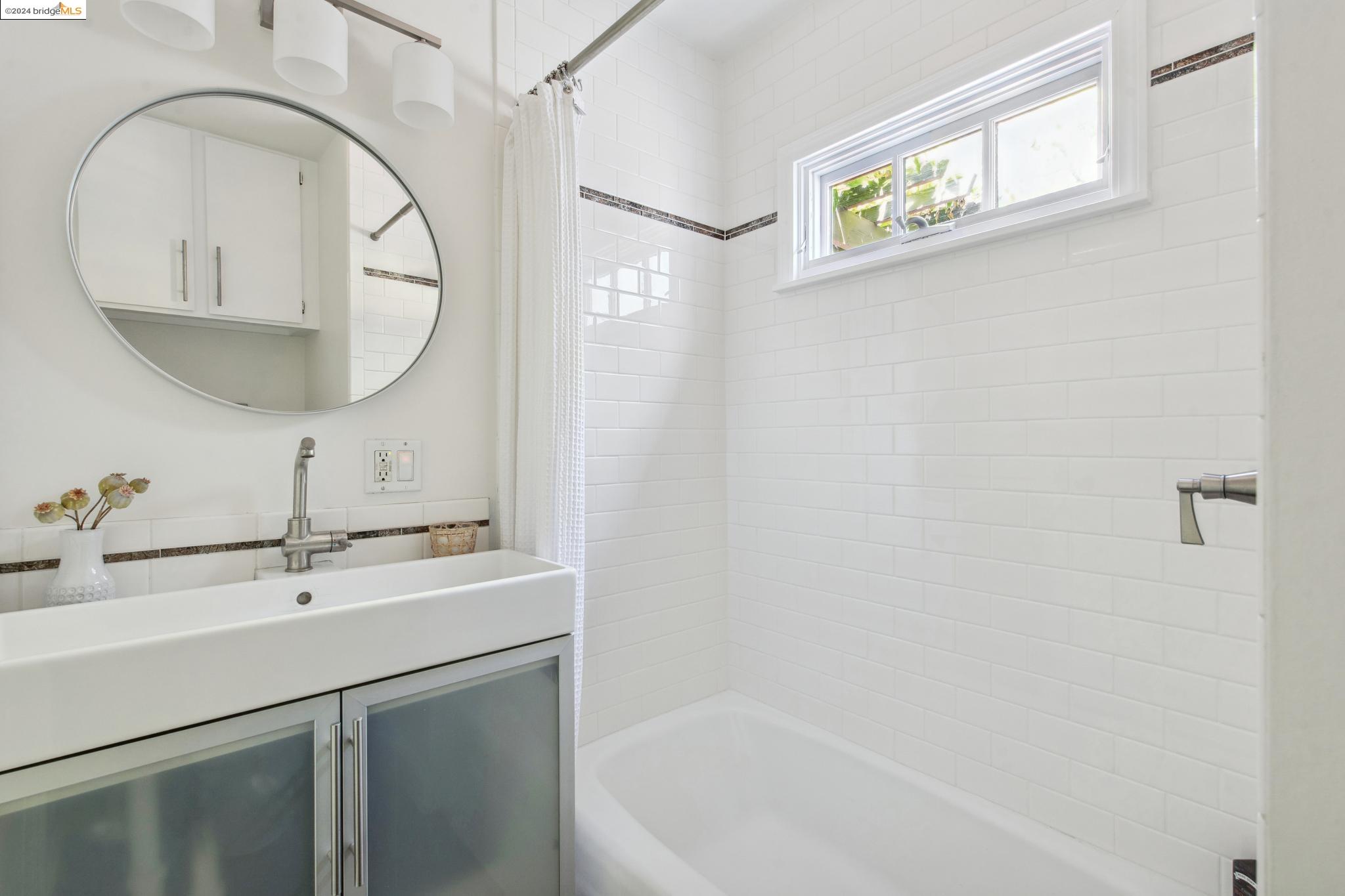 2124 Los Angeles Ave