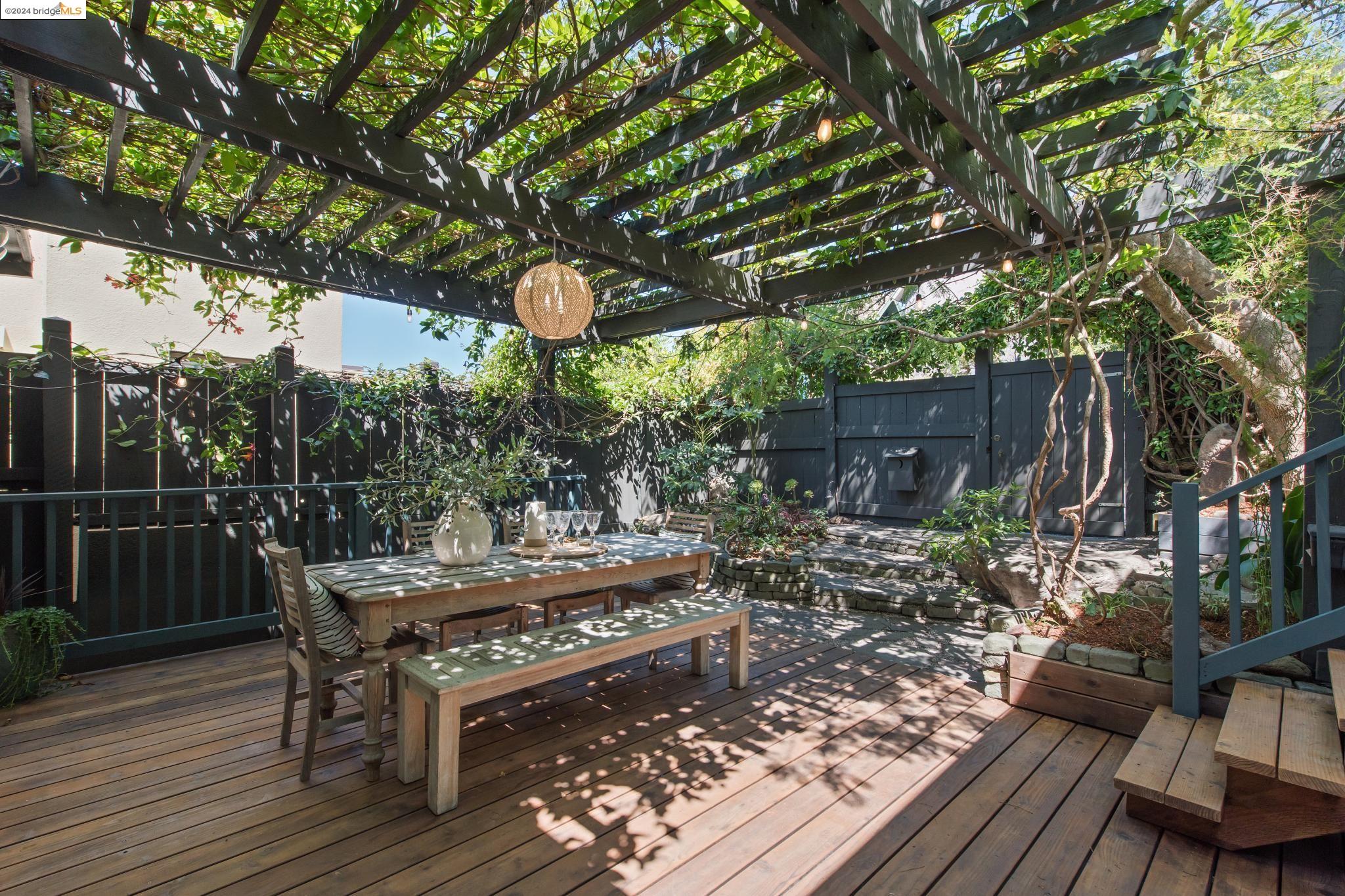 2124 Los Angeles Ave