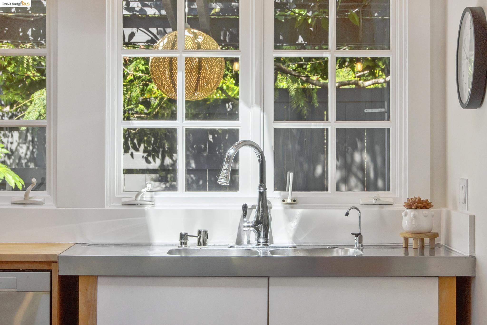 2124 Los Angeles Ave