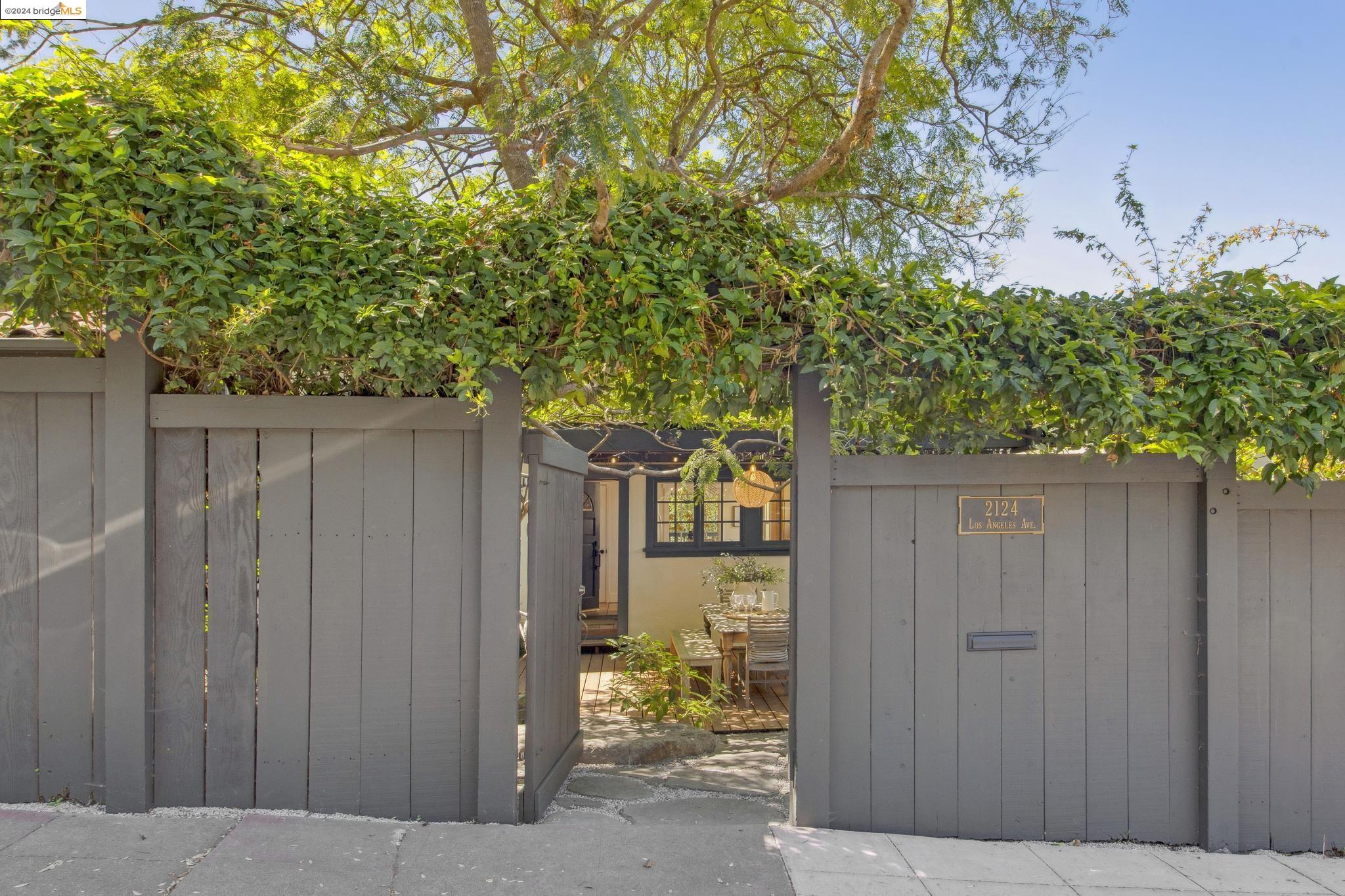 2124 Los Angeles Ave