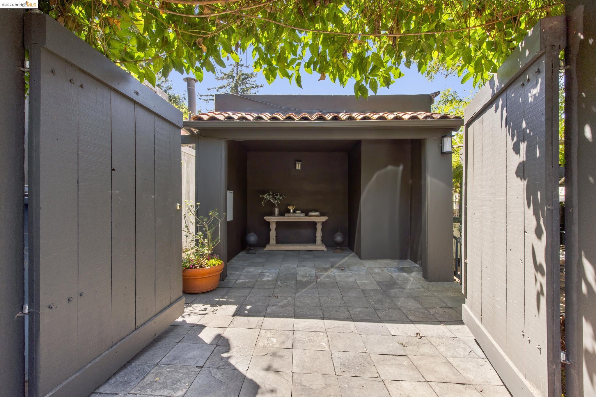 2124 Los Angeles Ave