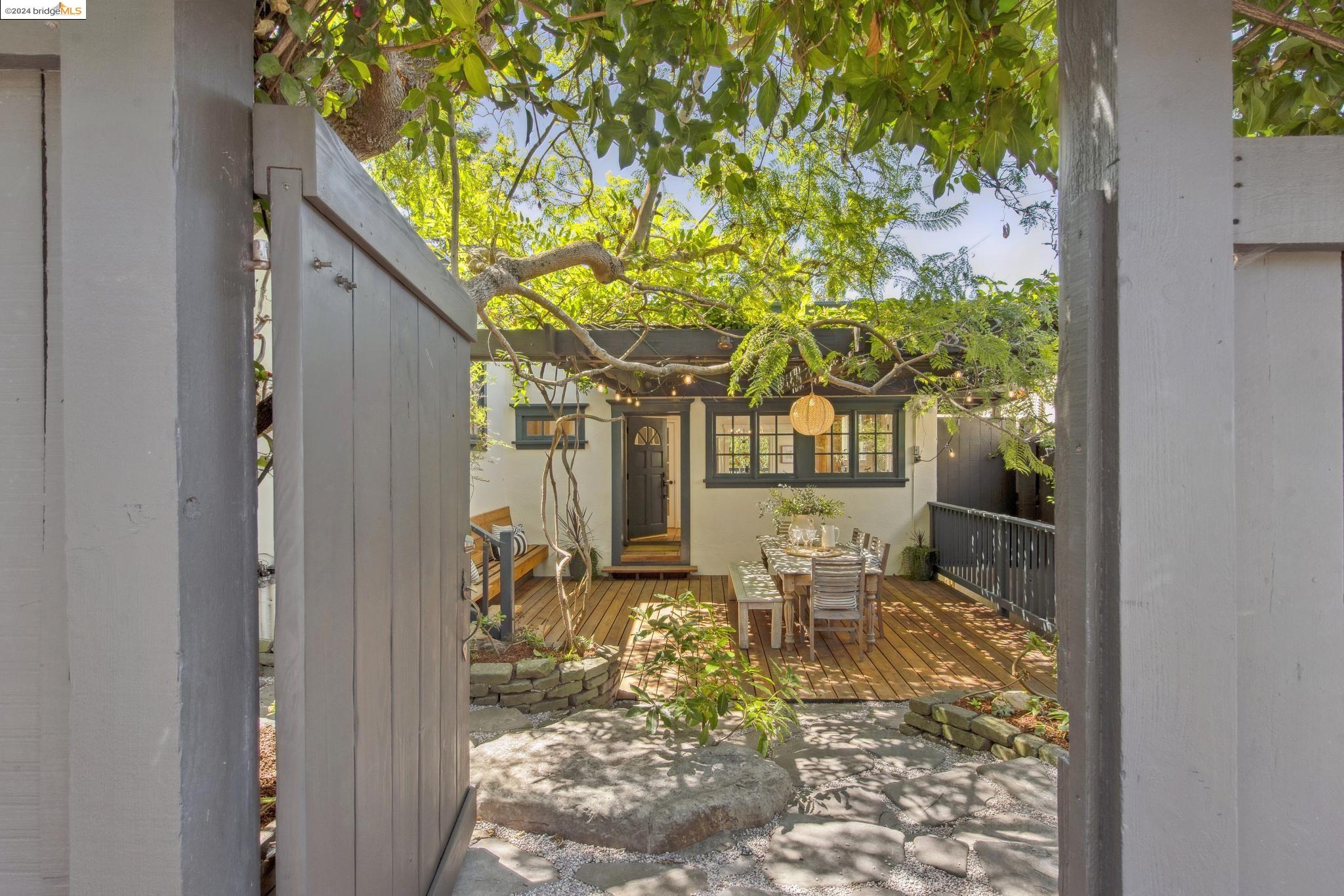 2124 Los Angeles Ave