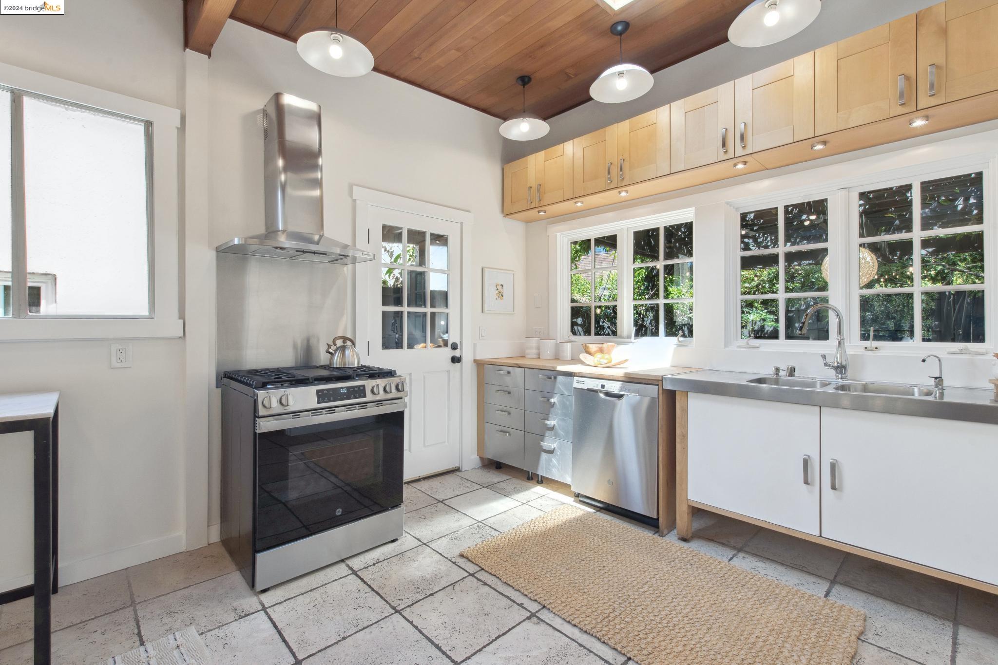 2124 Los Angeles Ave