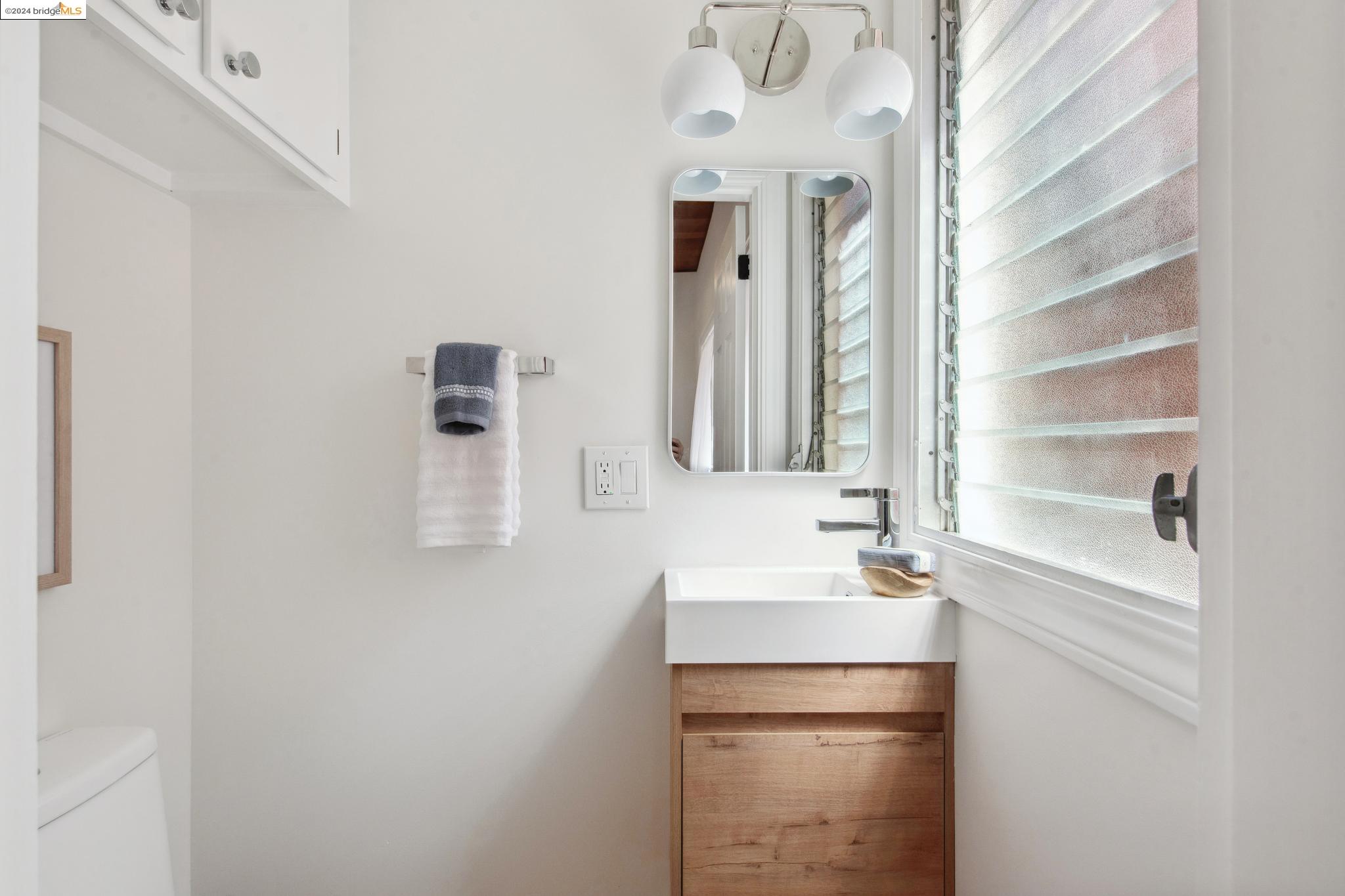 2124 Los Angeles Ave