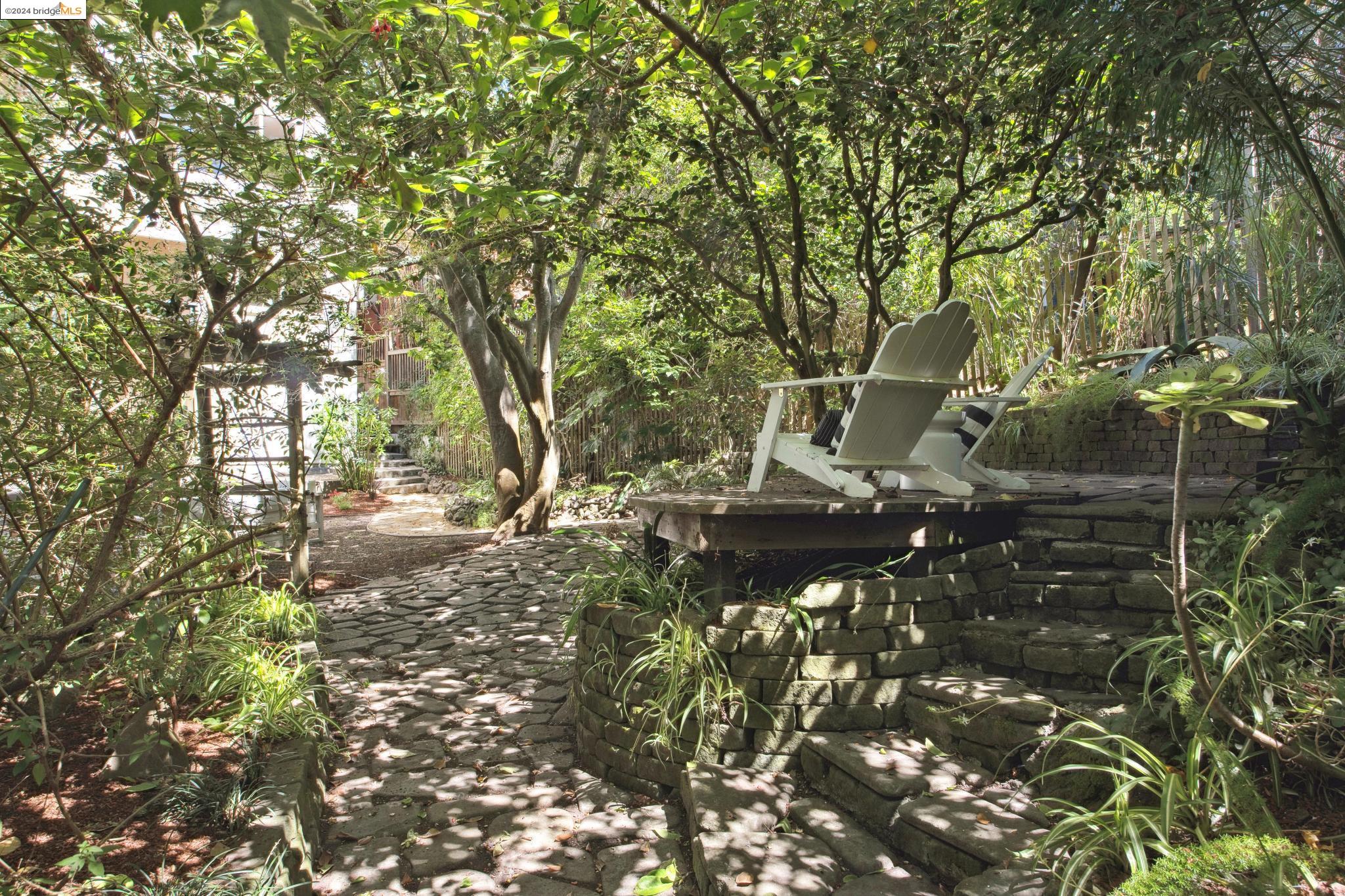 2124 Los Angeles Ave