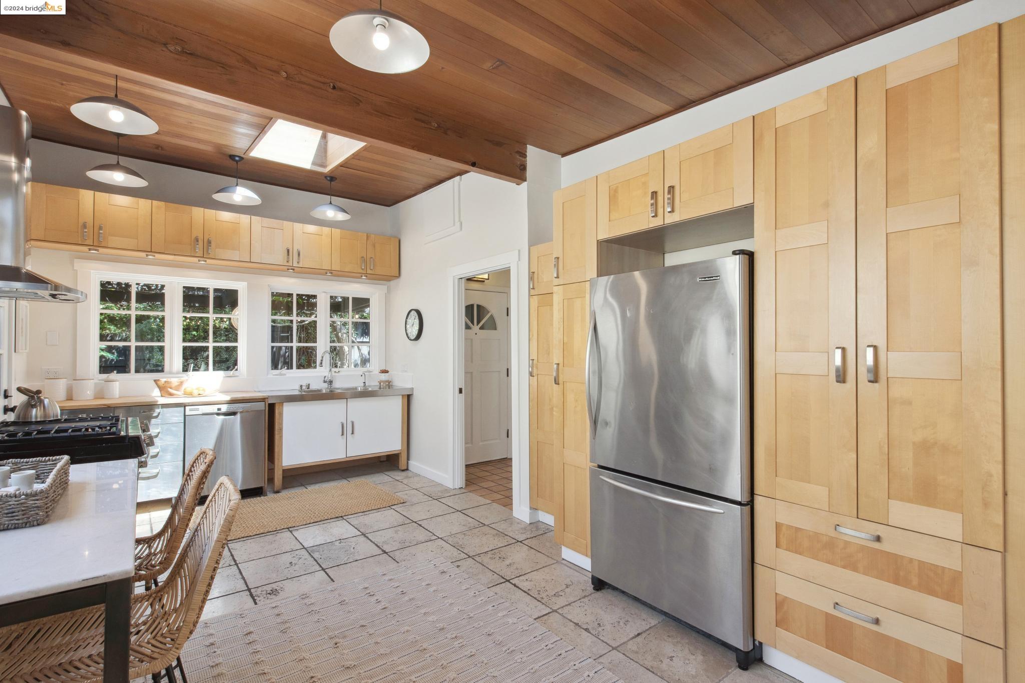 2124 Los Angeles Ave