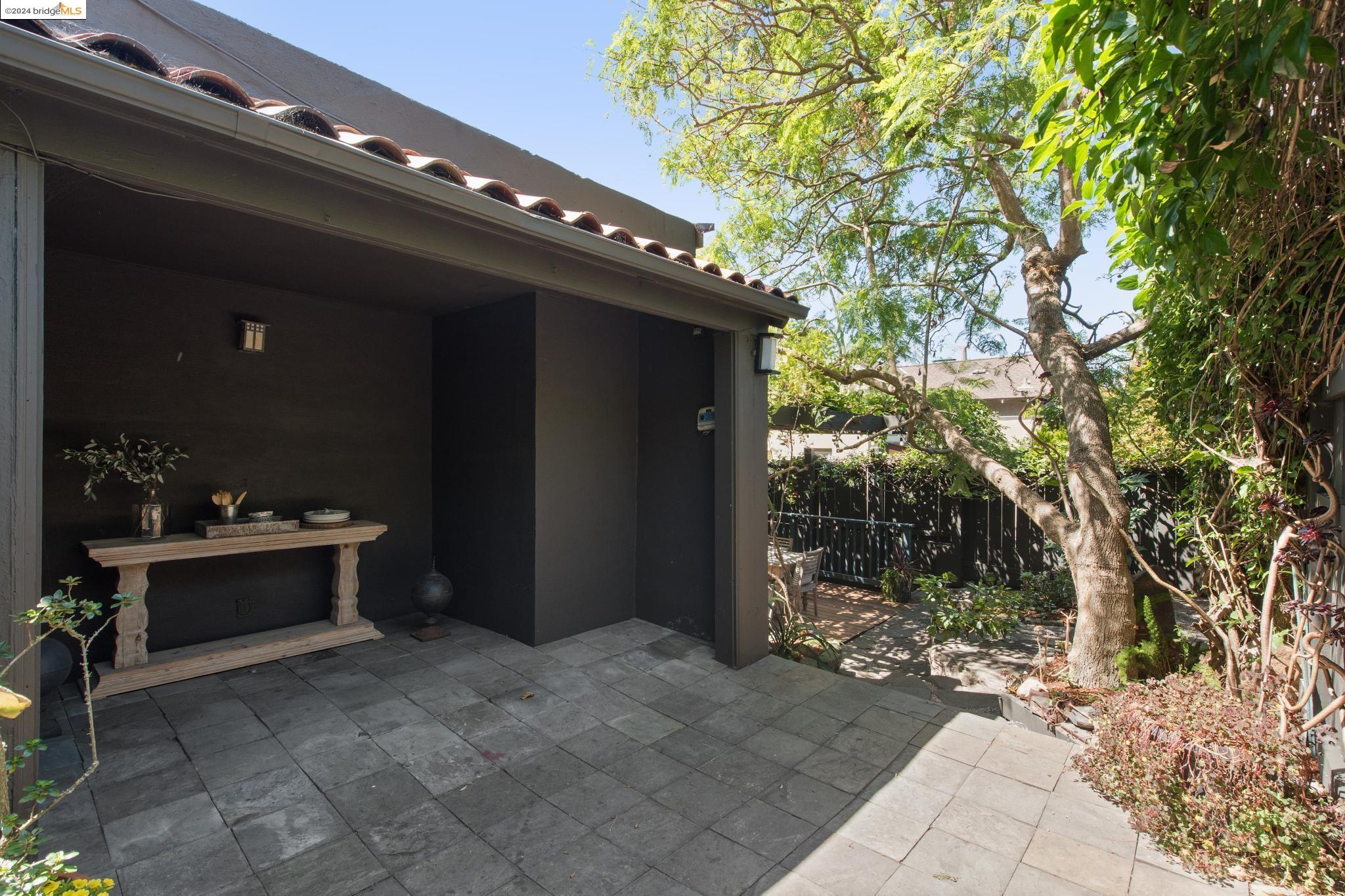 2124 Los Angeles Ave