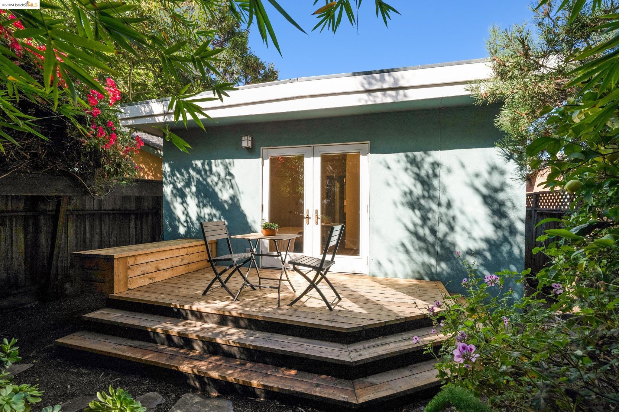 6102 Santa Cruz Ave